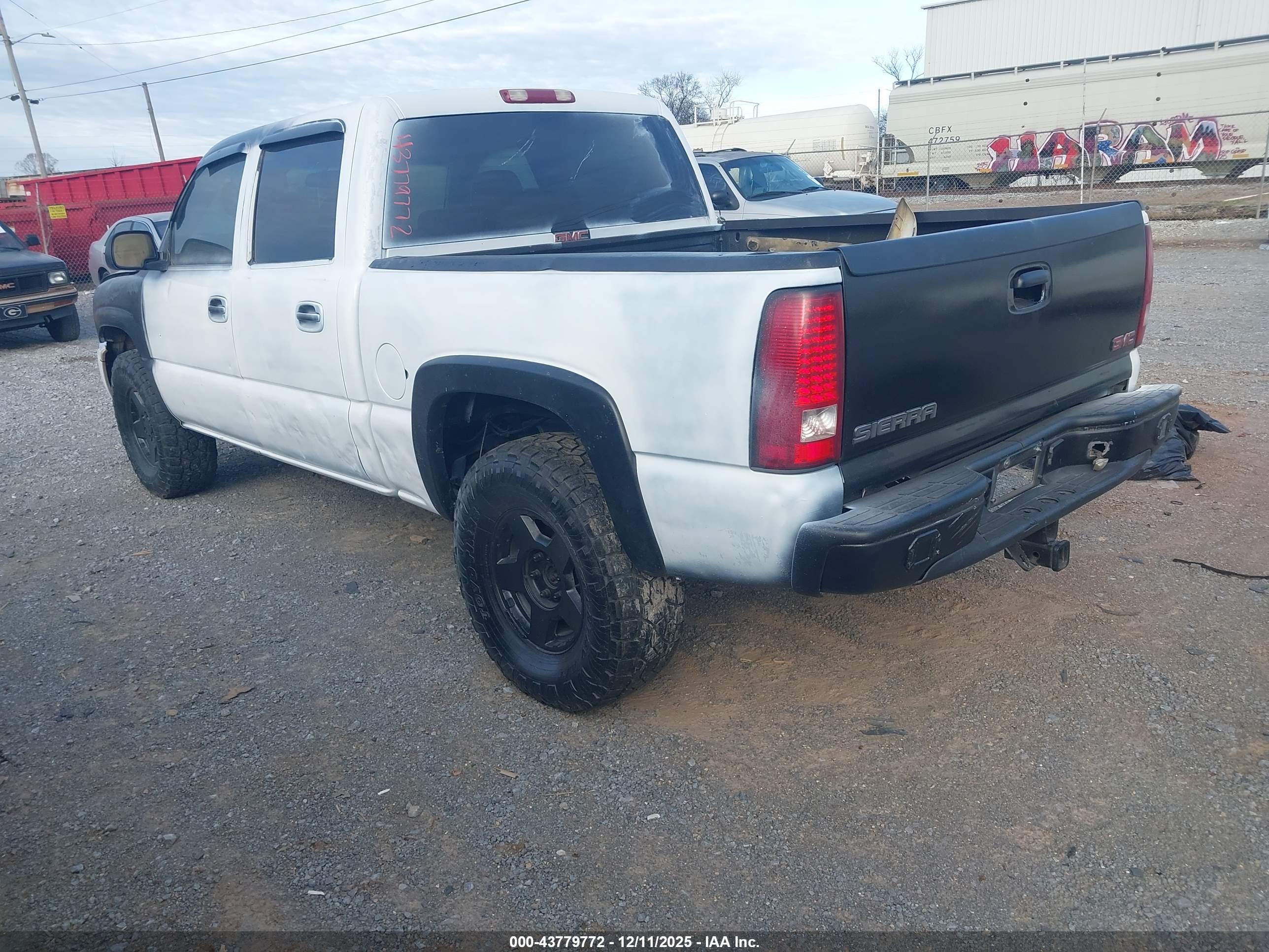 GMC SIERRA image 3