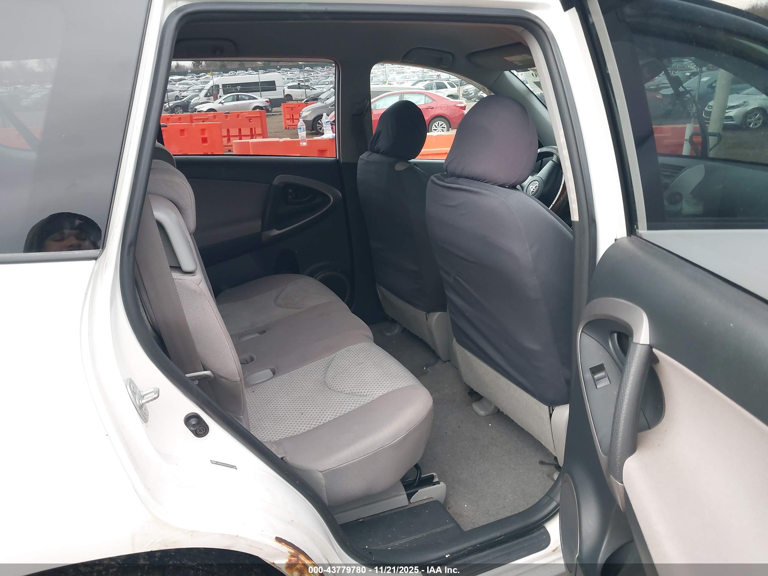 TOYOTA RAV4 image 8