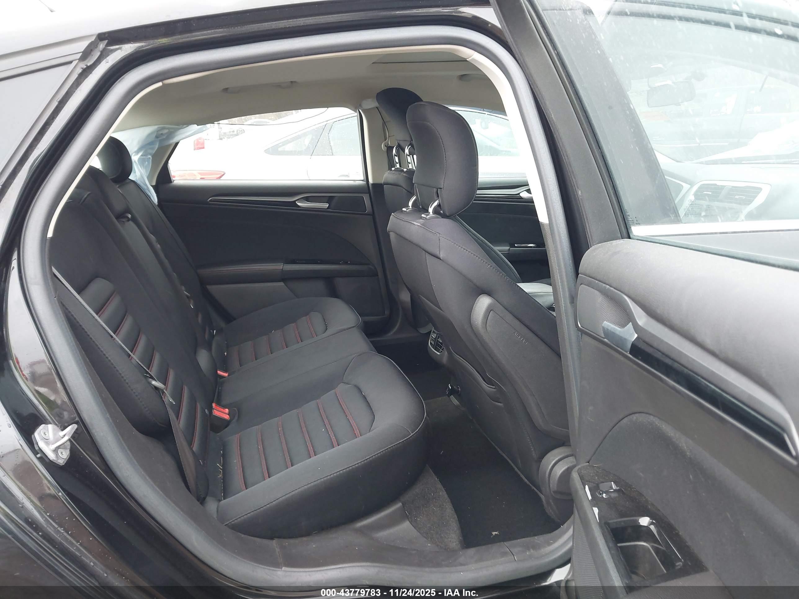FORD FUSION image 8