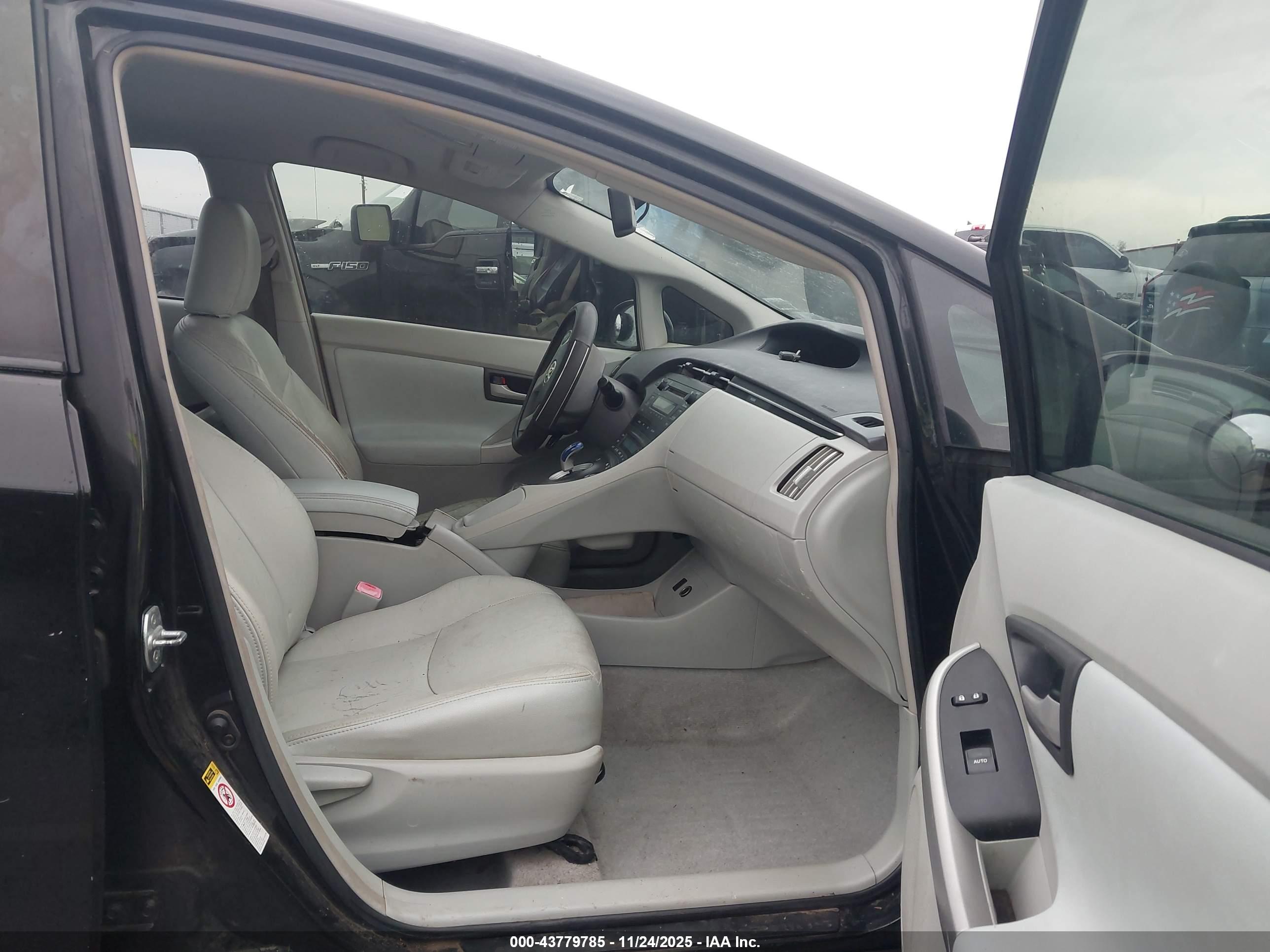 TOYOTA PRIUS image 5