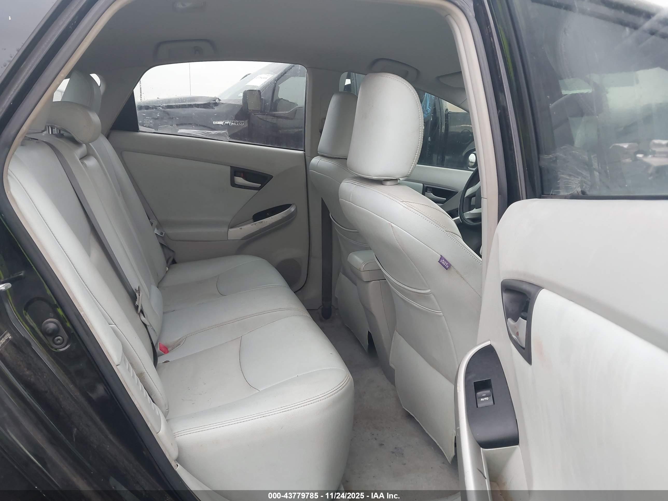 TOYOTA PRIUS image 8