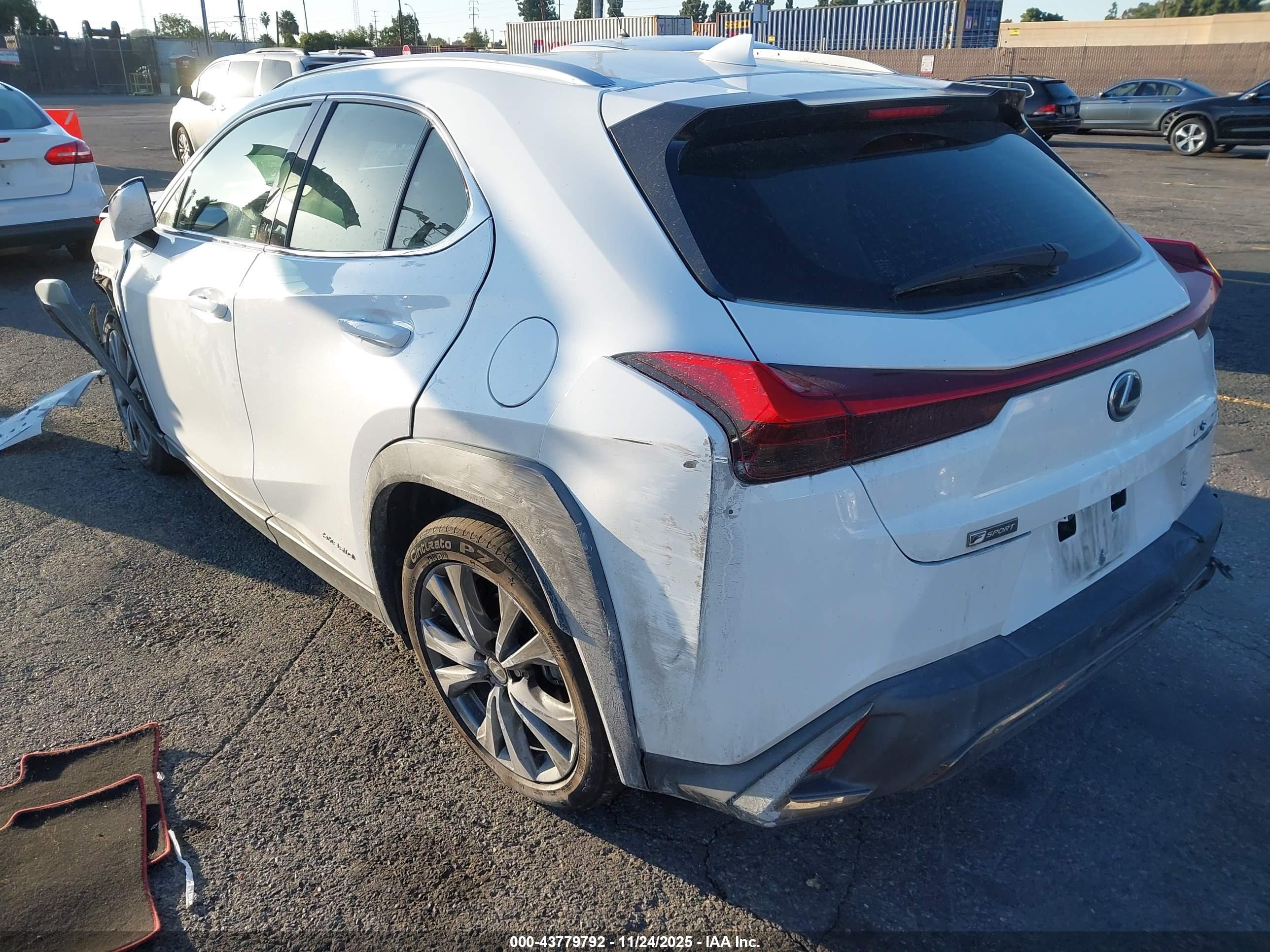 LEXUS UX image 3