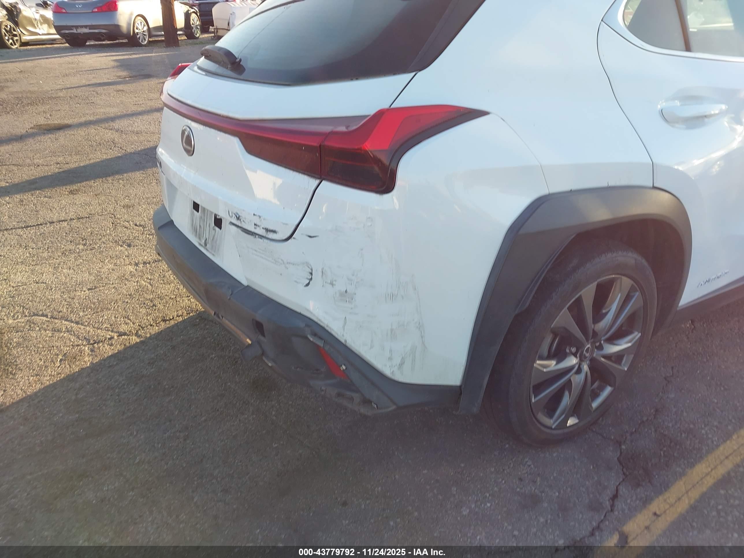 LEXUS UX image 4