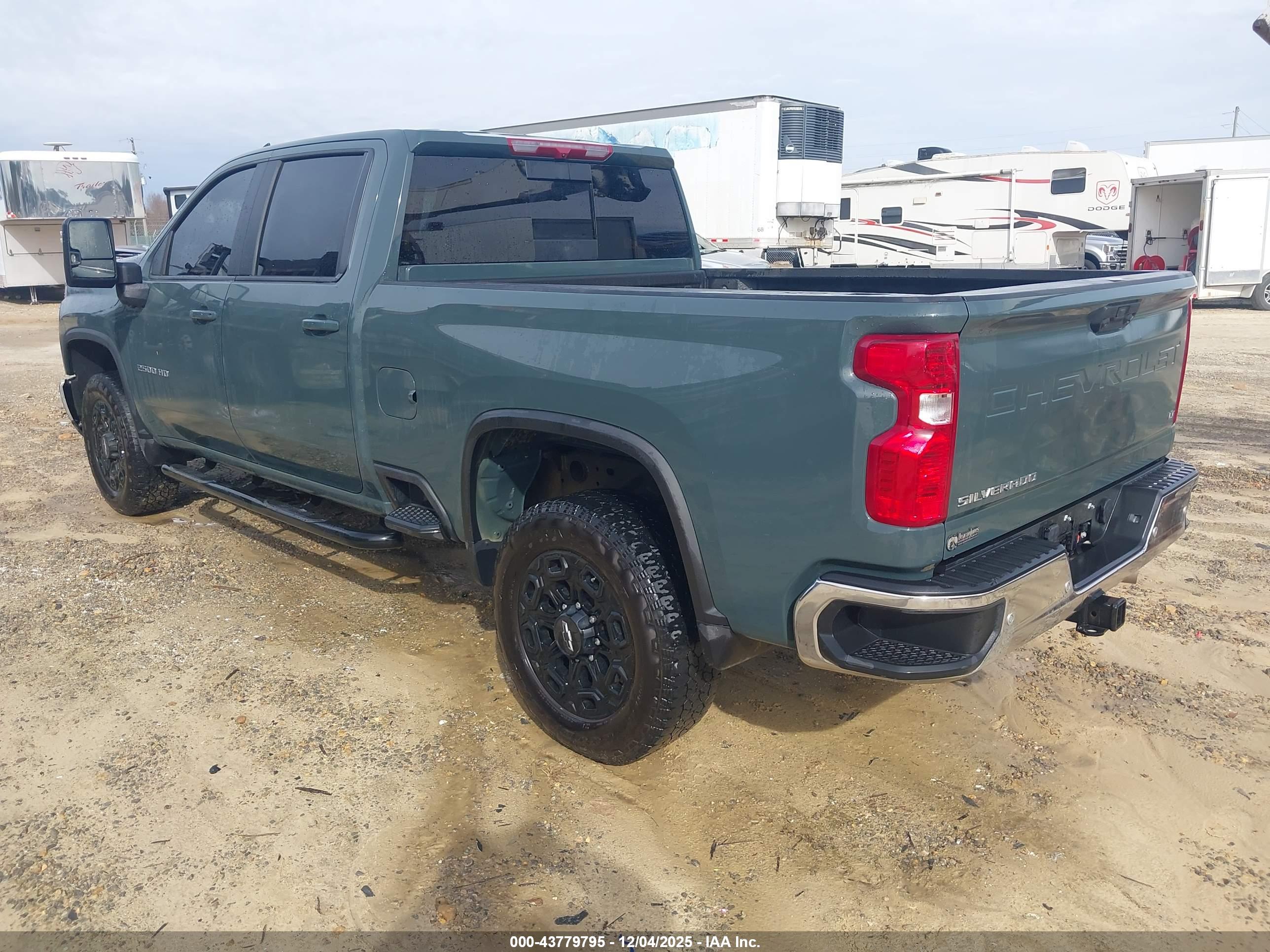 CHEVROLET SILVERADO image 3
