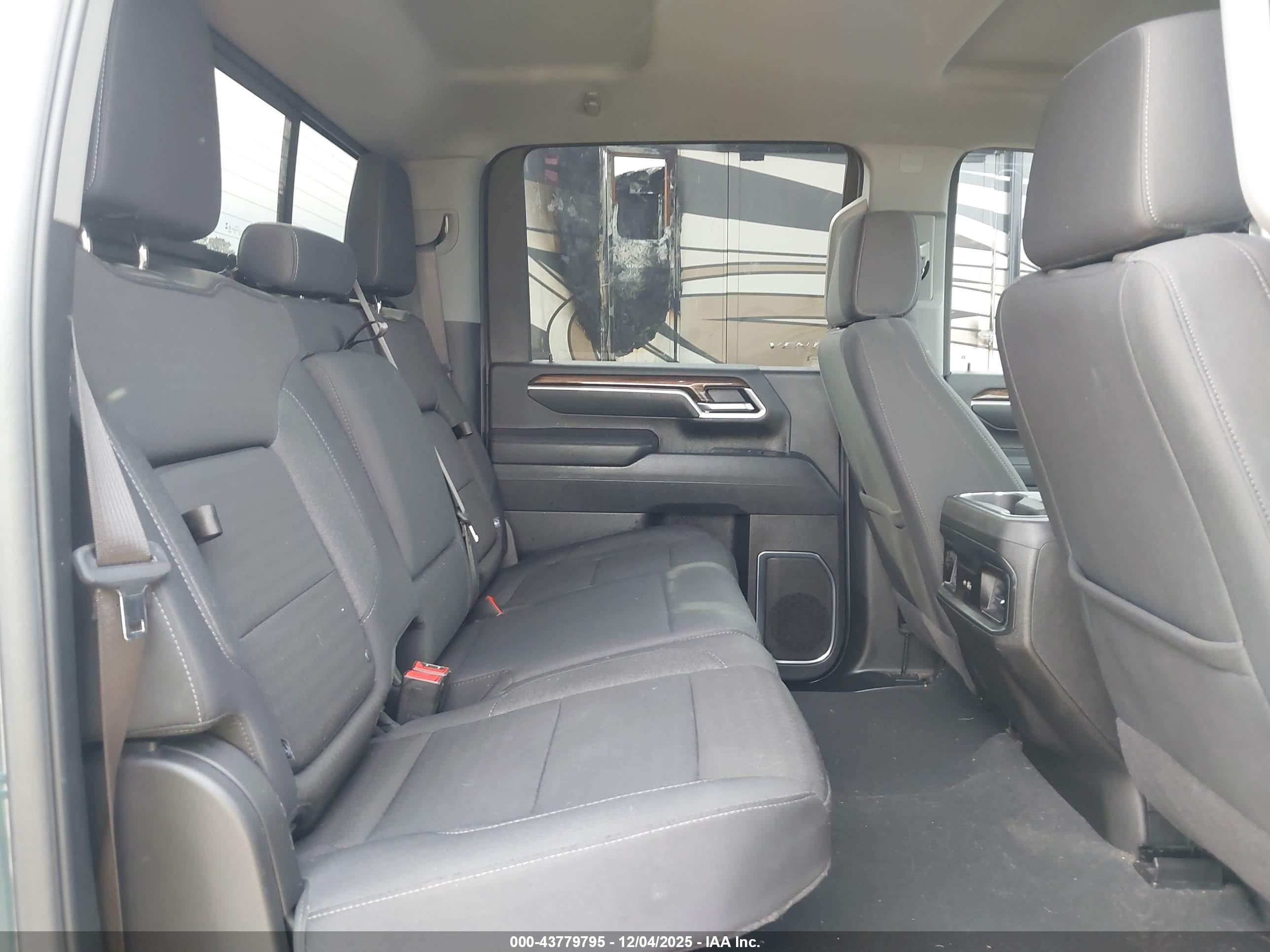 CHEVROLET SILVERADO image 7