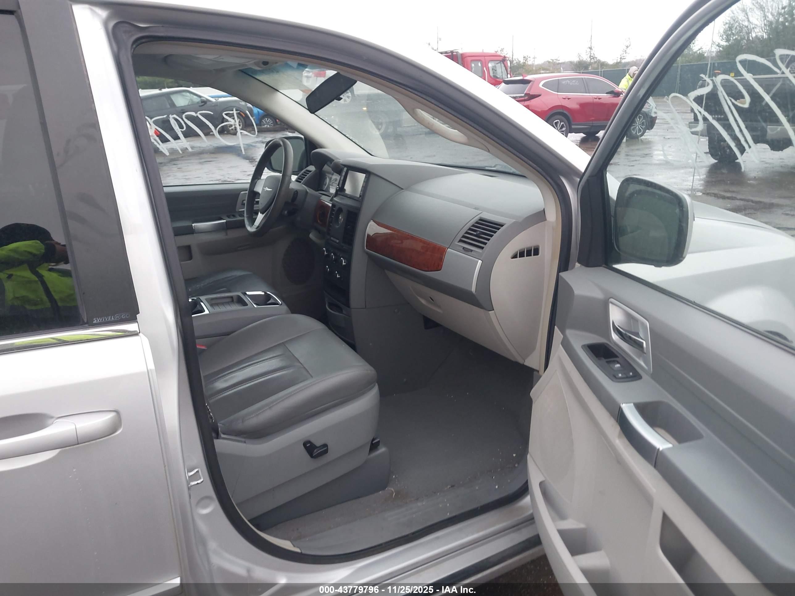 CHRYSLER TOWN image 5