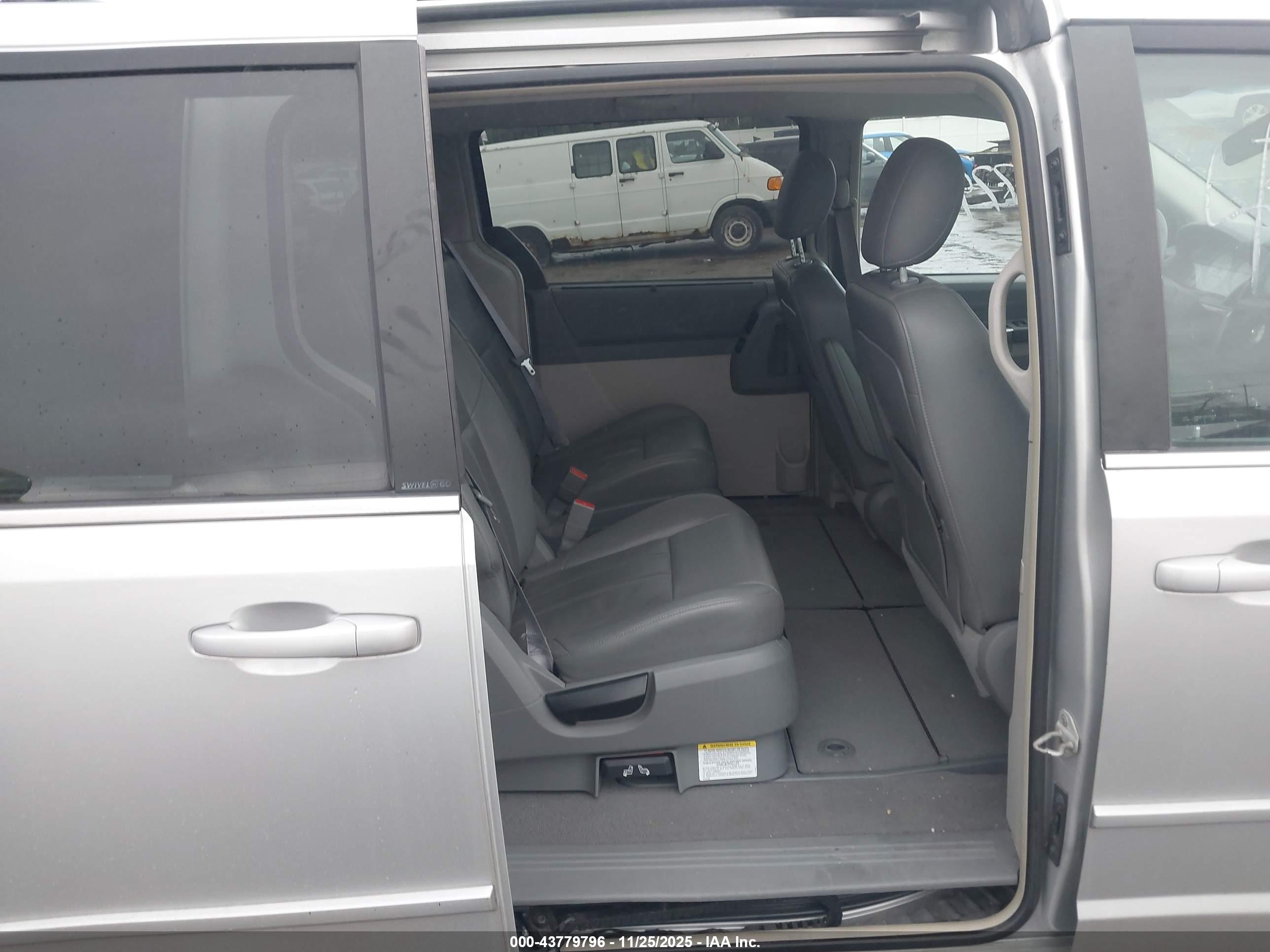 CHRYSLER TOWN image 8