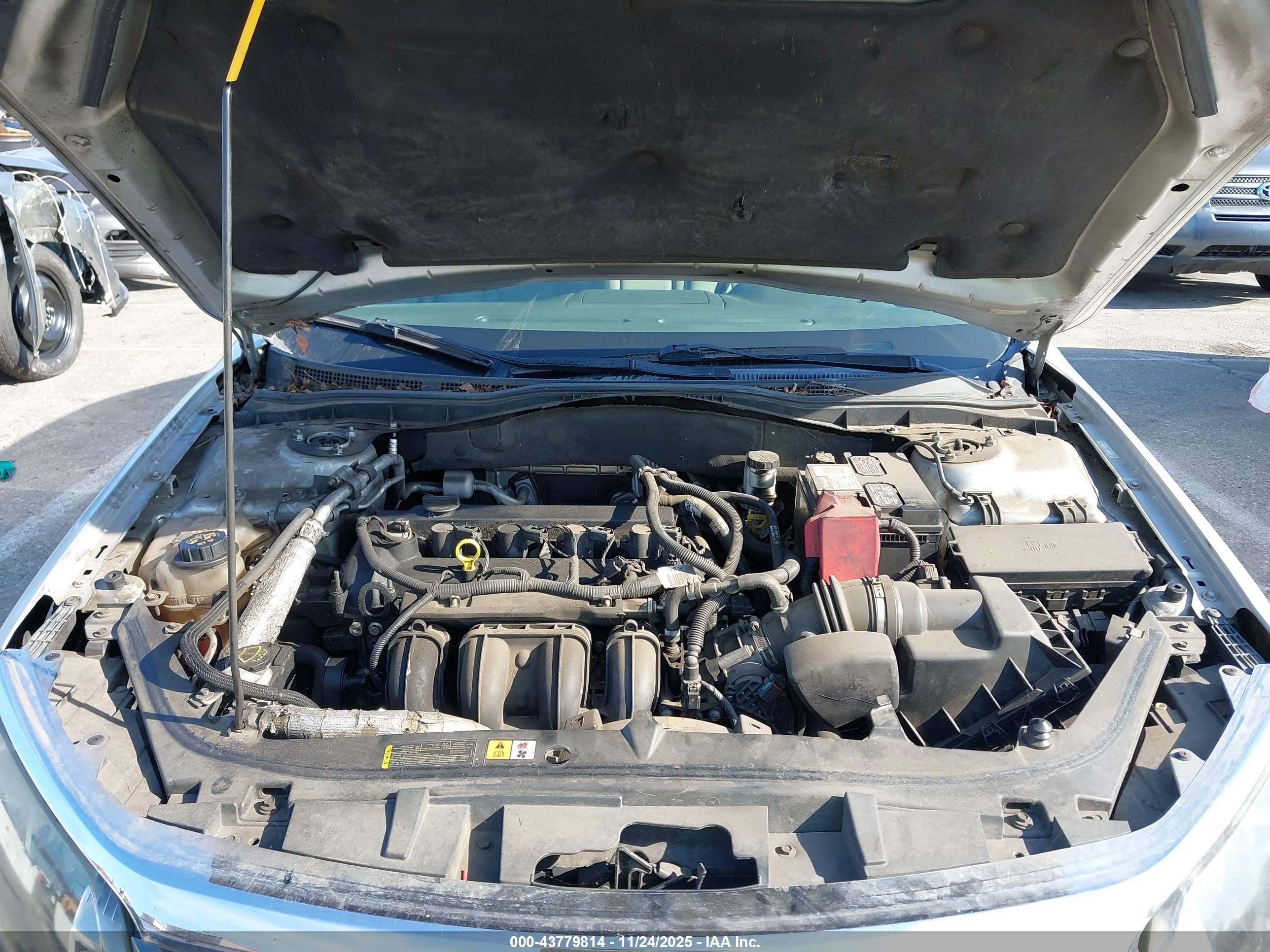 FORD FUSION image 10