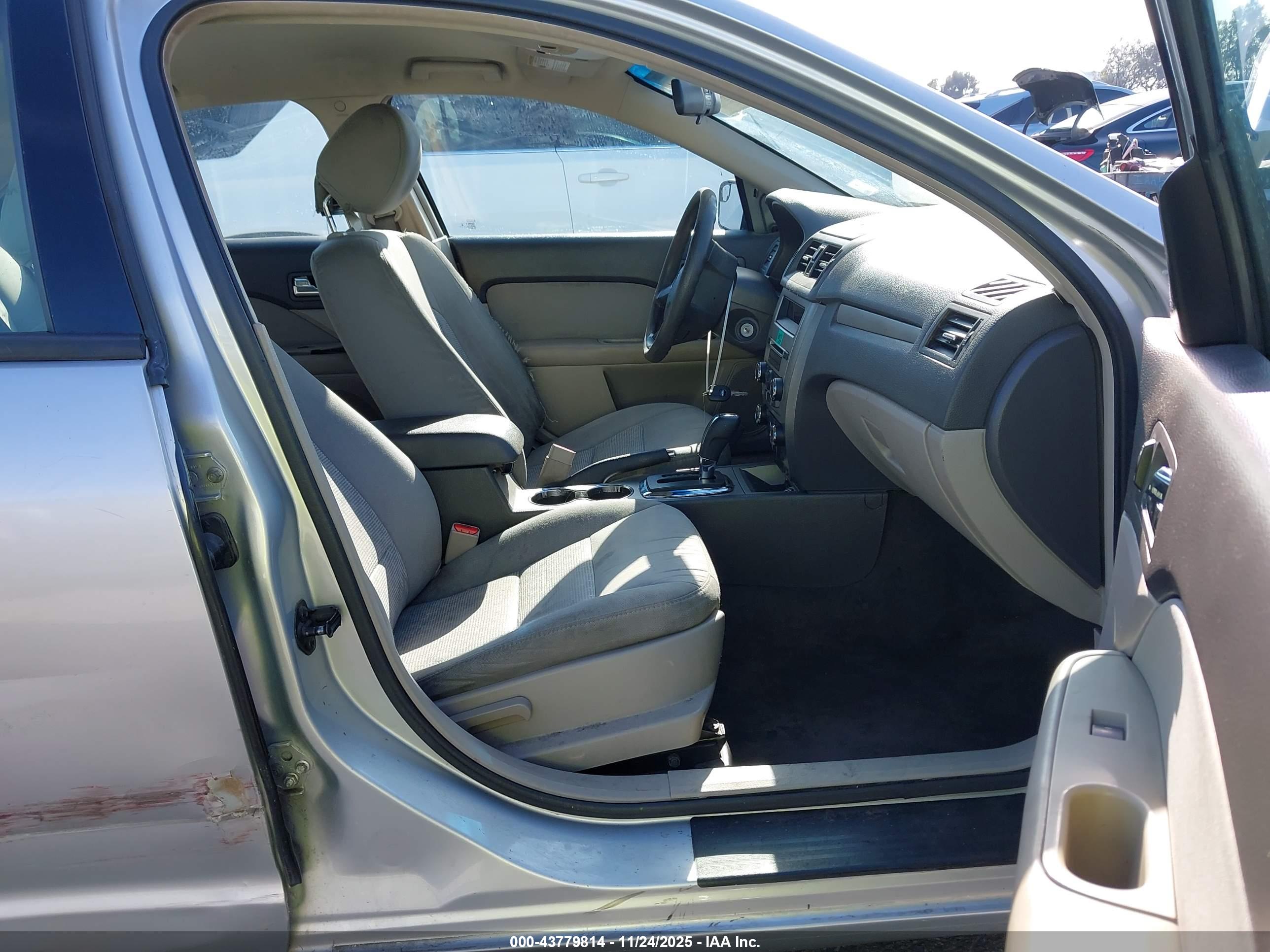 FORD FUSION image 5