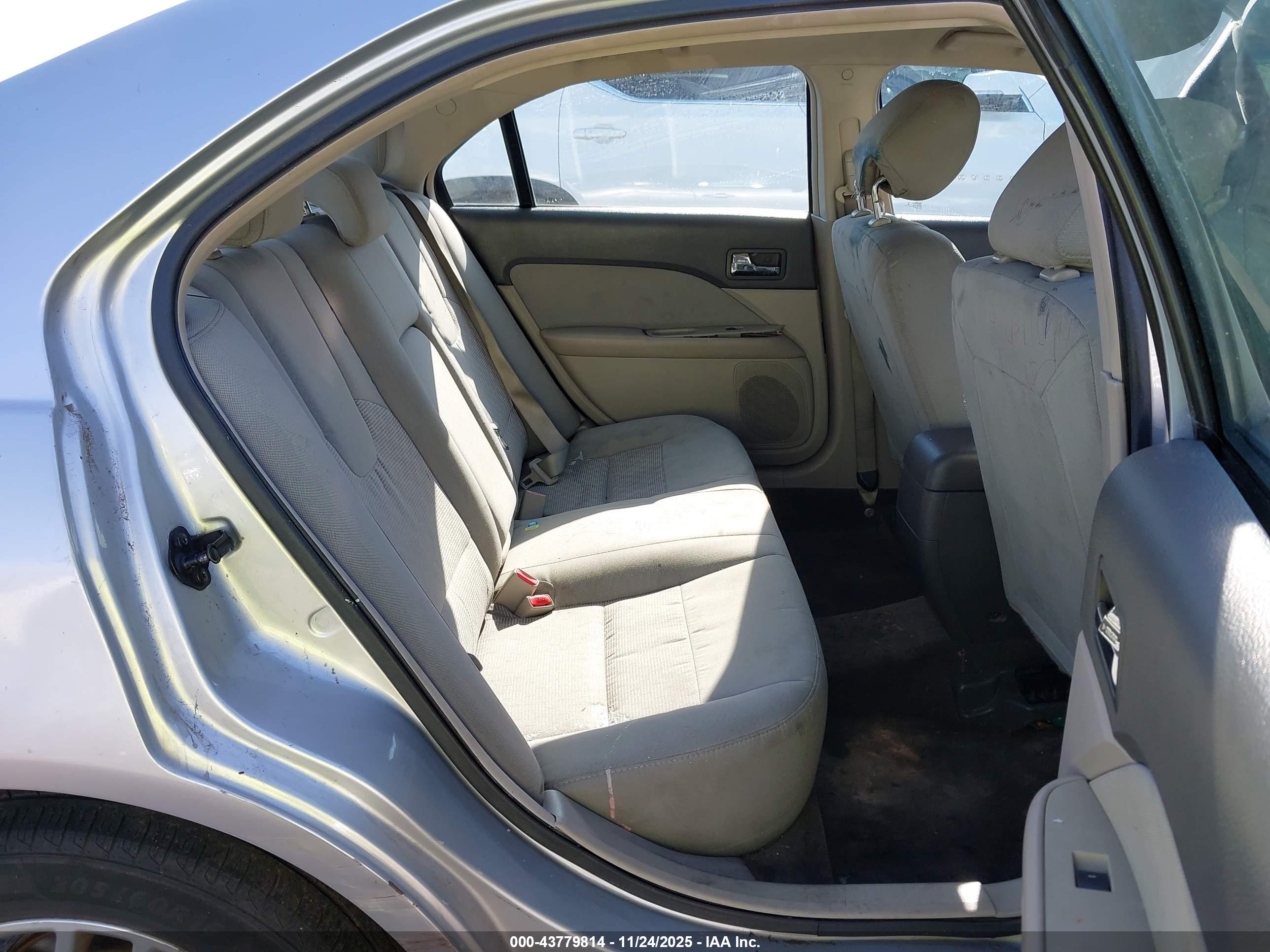 FORD FUSION image 8