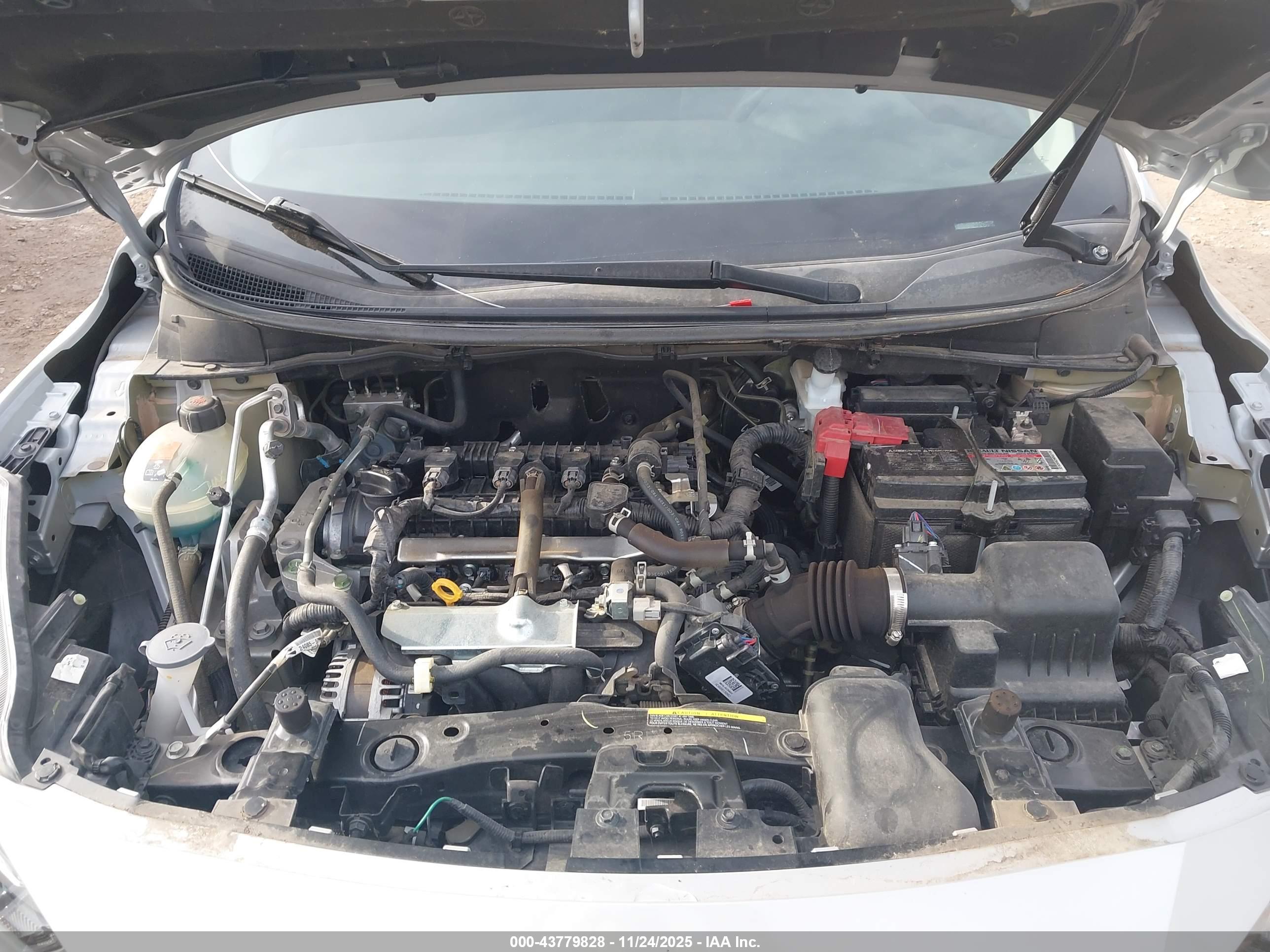 NISSAN VERSA image 10