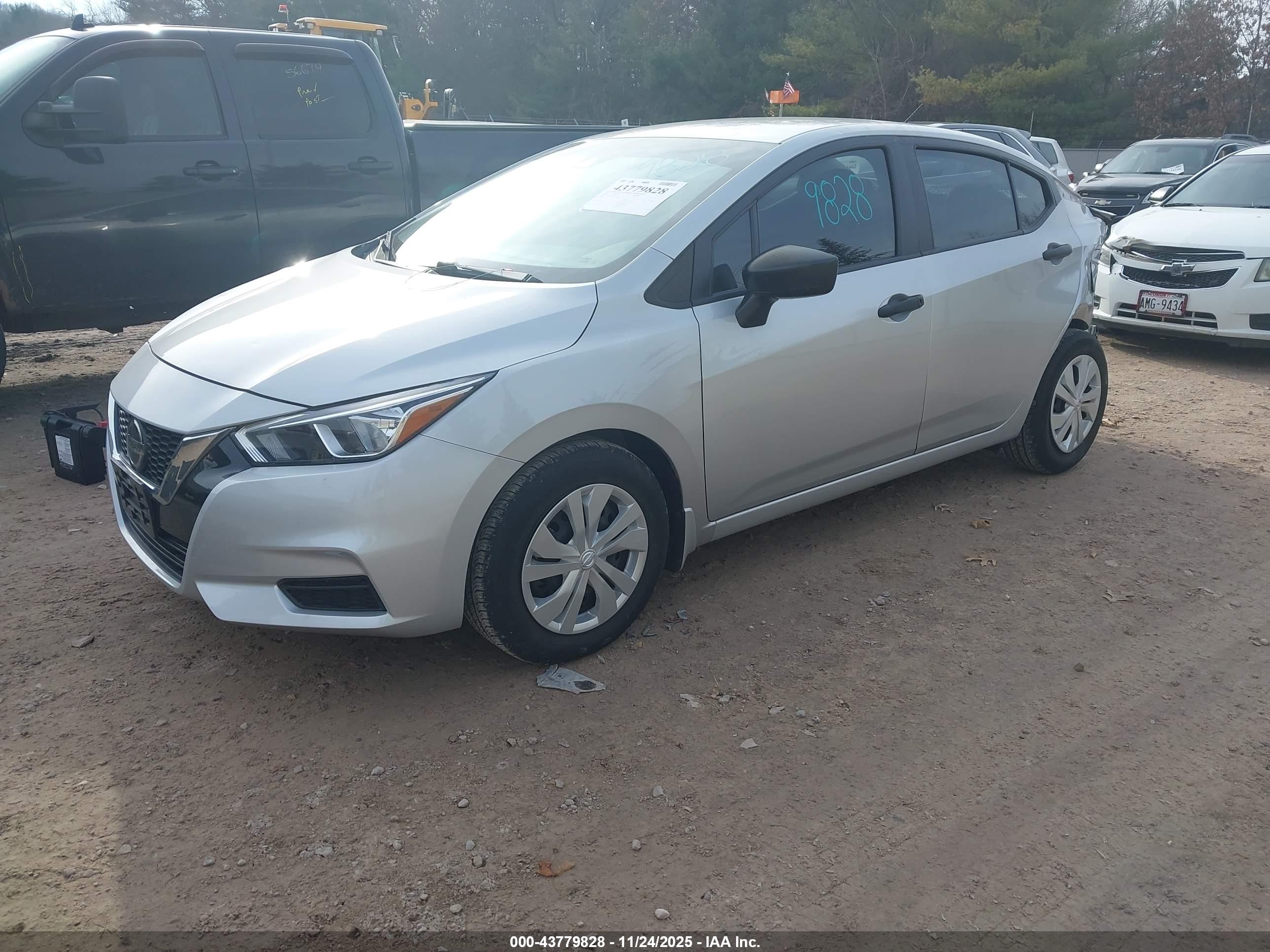 NISSAN VERSA image 2