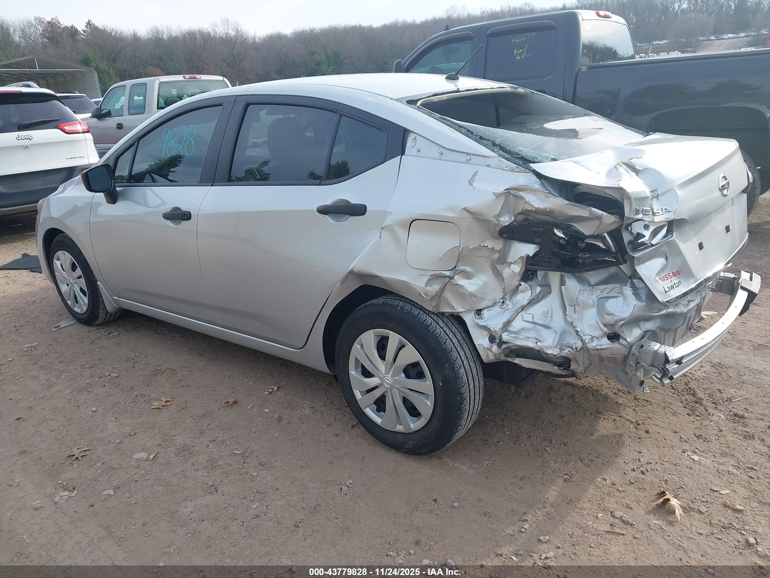 NISSAN VERSA image 3