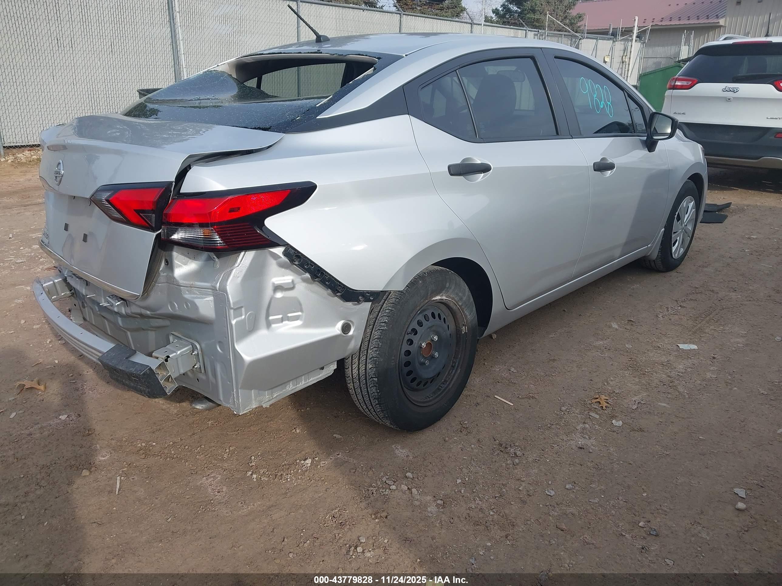 NISSAN VERSA image 4