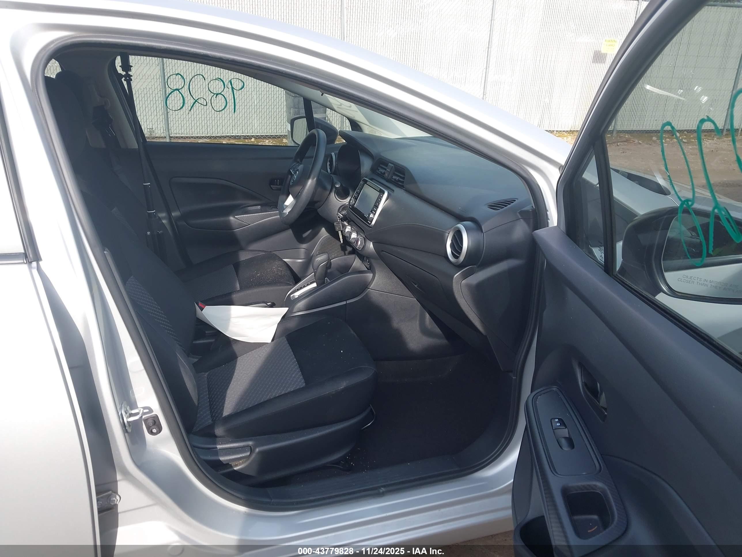 NISSAN VERSA image 5