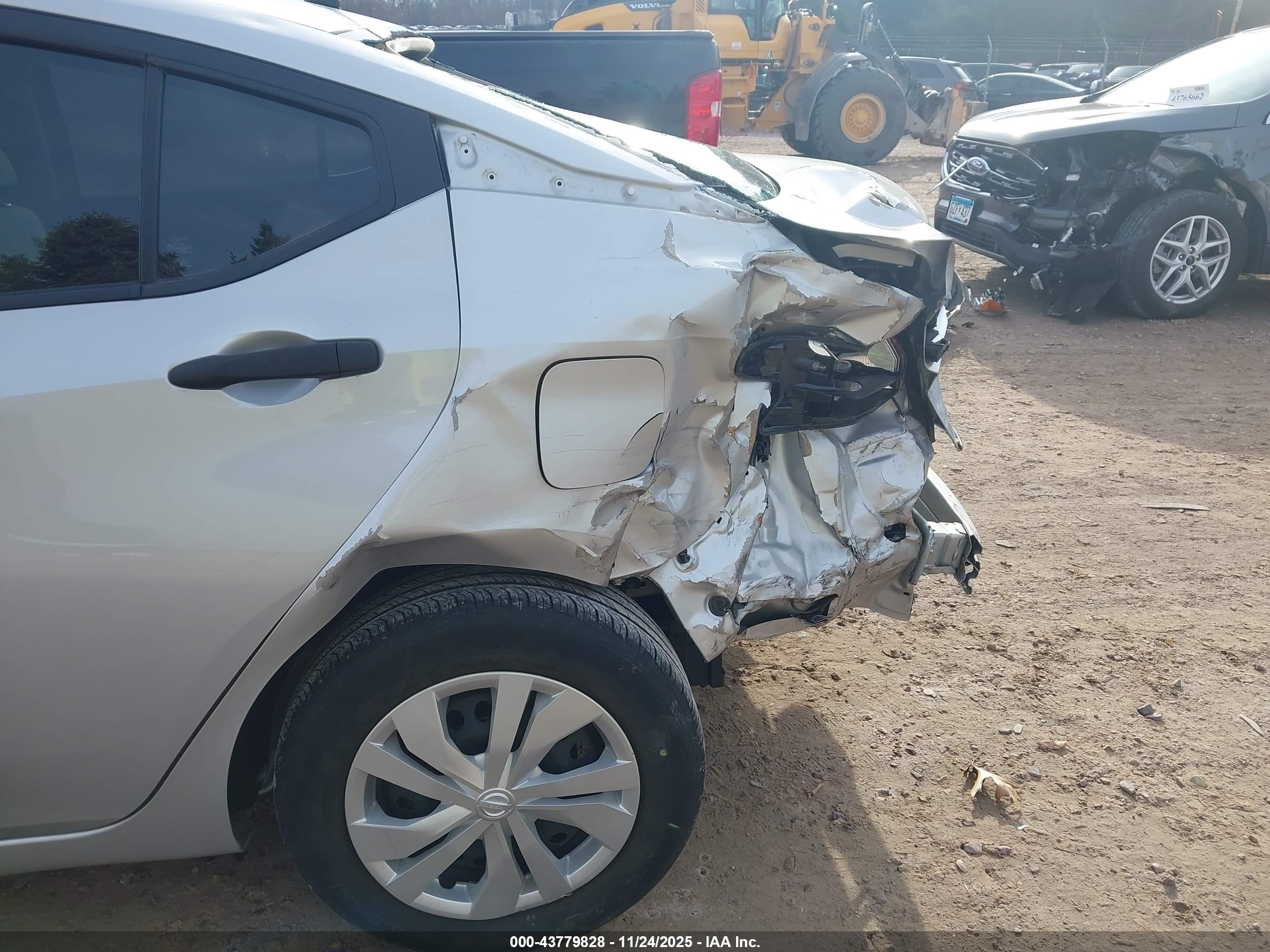NISSAN VERSA image 6