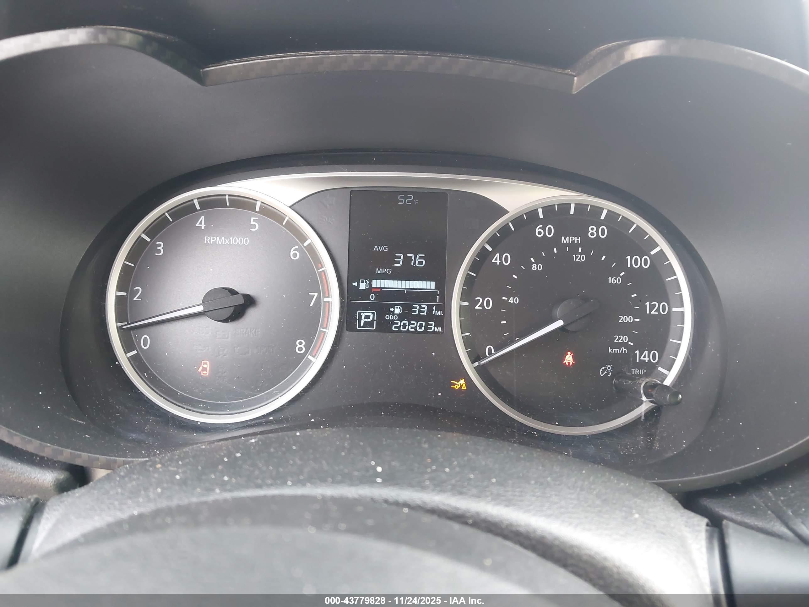 NISSAN VERSA image 7