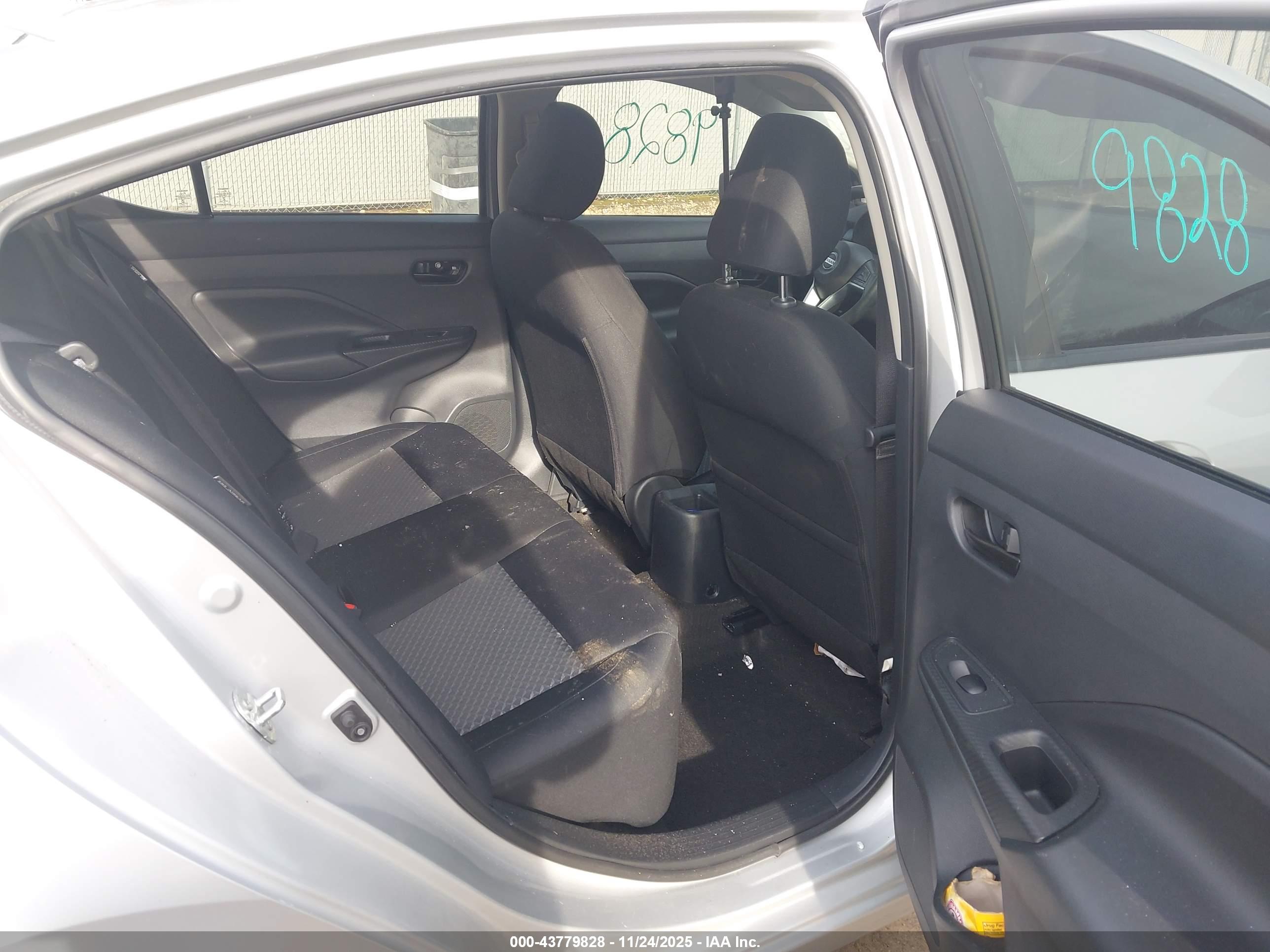 NISSAN VERSA image 8