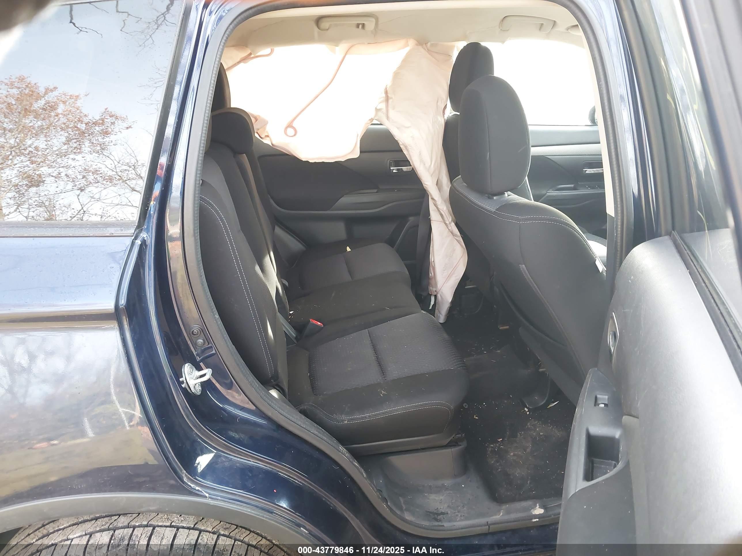 MITSUBISHI OUTLANDER image 8
