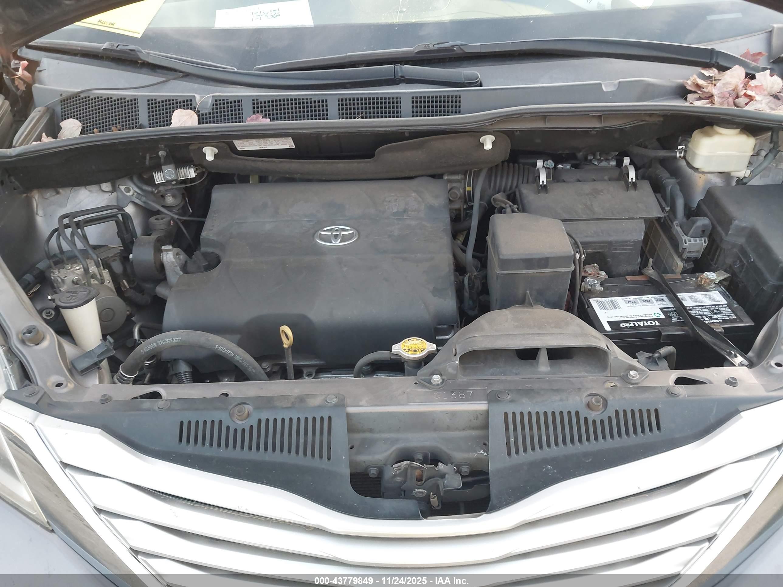 TOYOTA SIENNA image 10