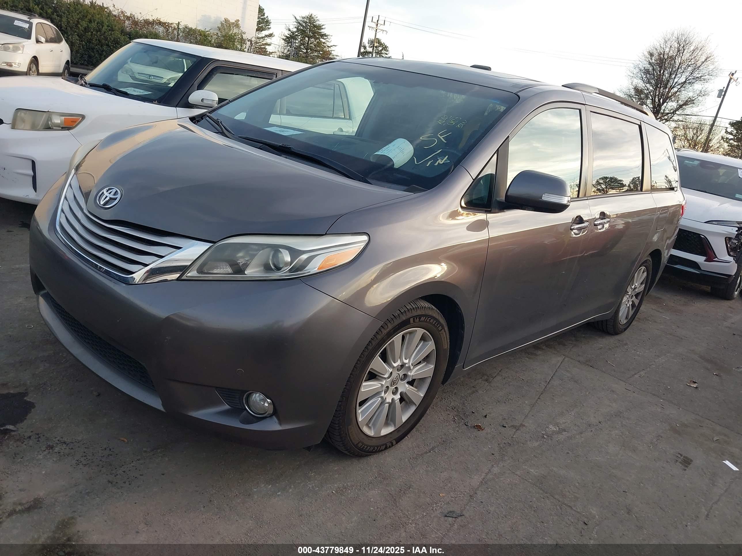 TOYOTA SIENNA image 2
