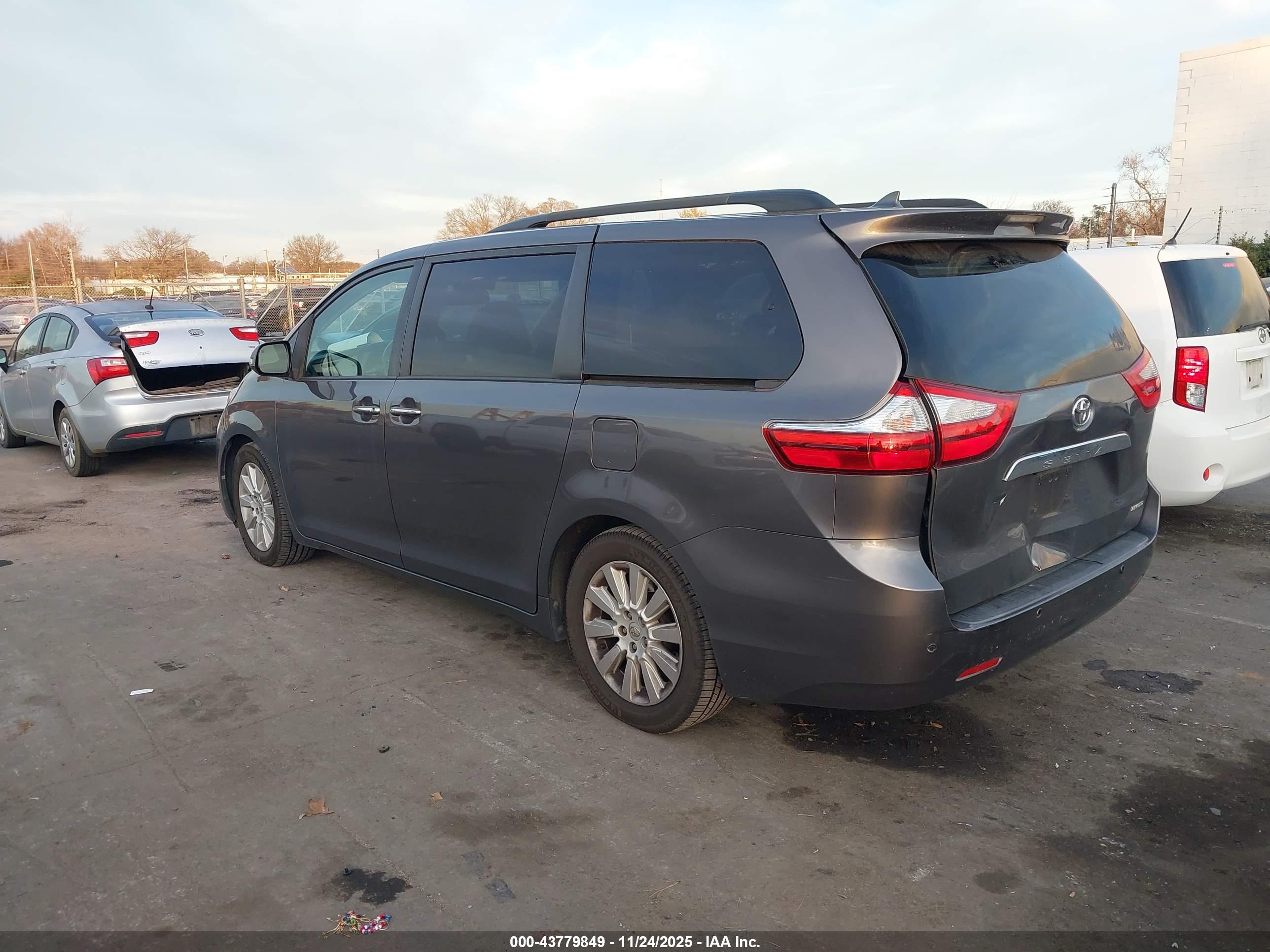 TOYOTA SIENNA image 3