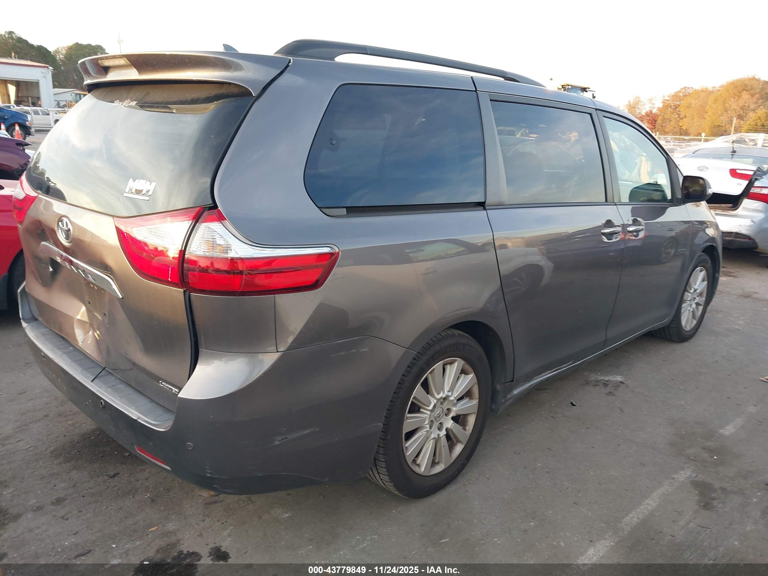 TOYOTA SIENNA image 4