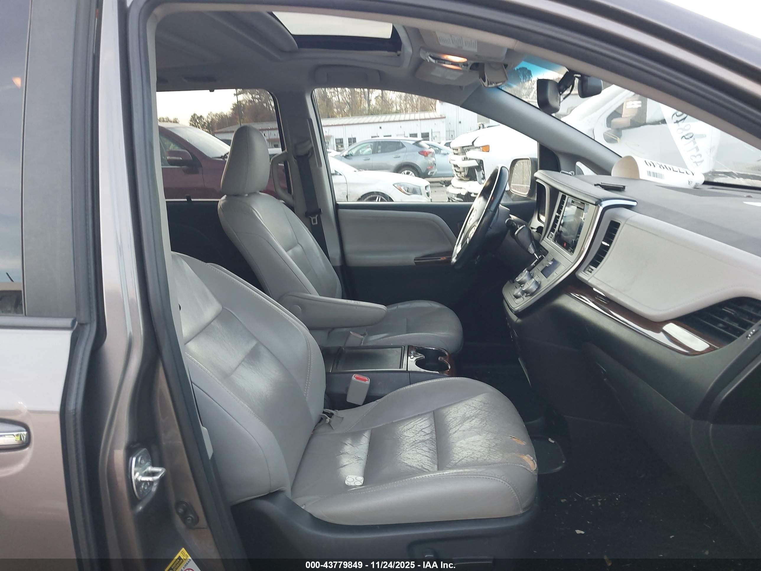TOYOTA SIENNA image 5