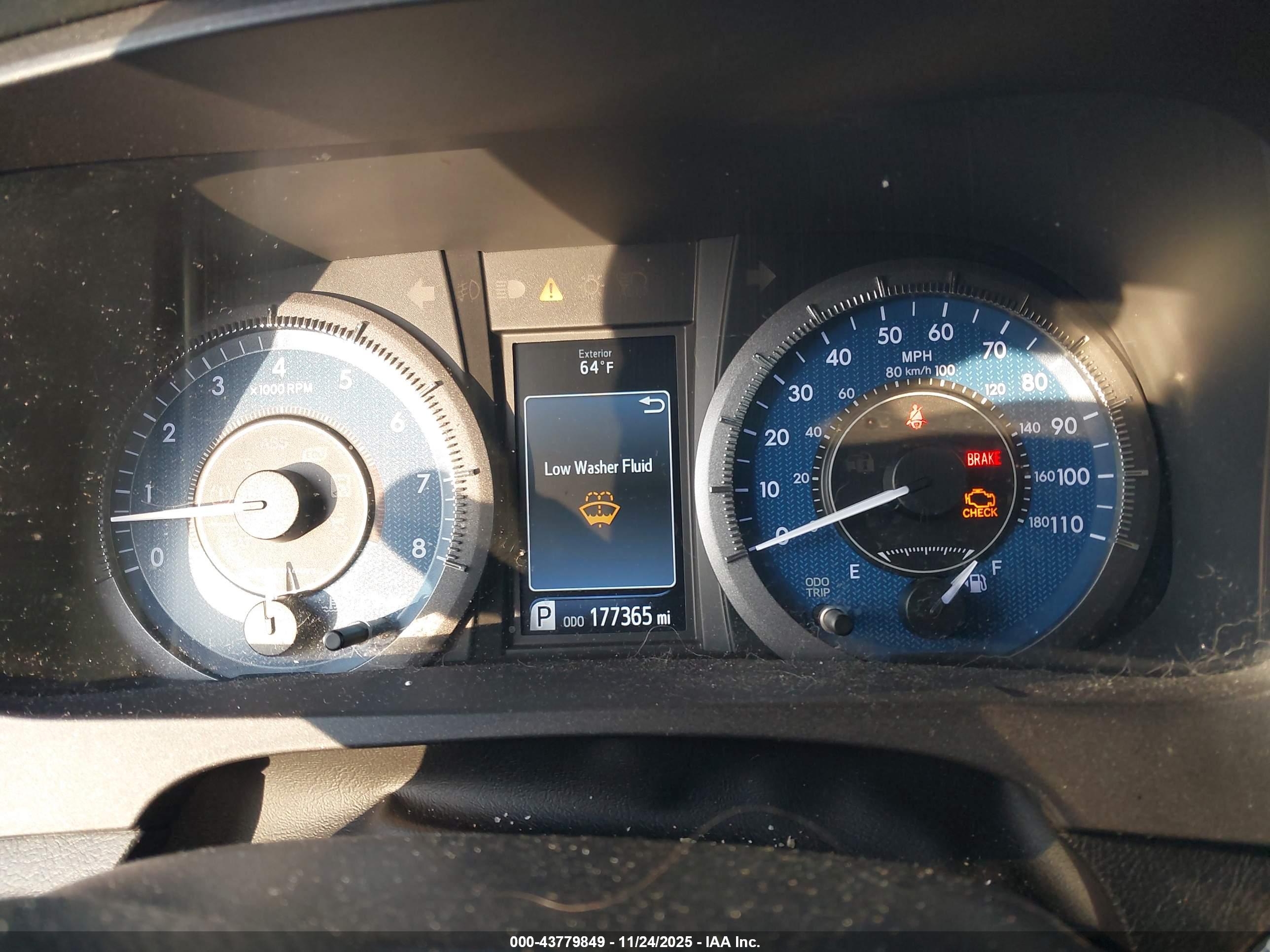 TOYOTA SIENNA image 7