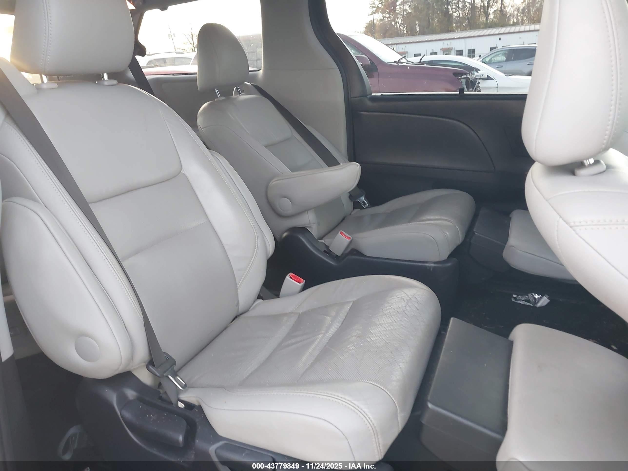 TOYOTA SIENNA image 8