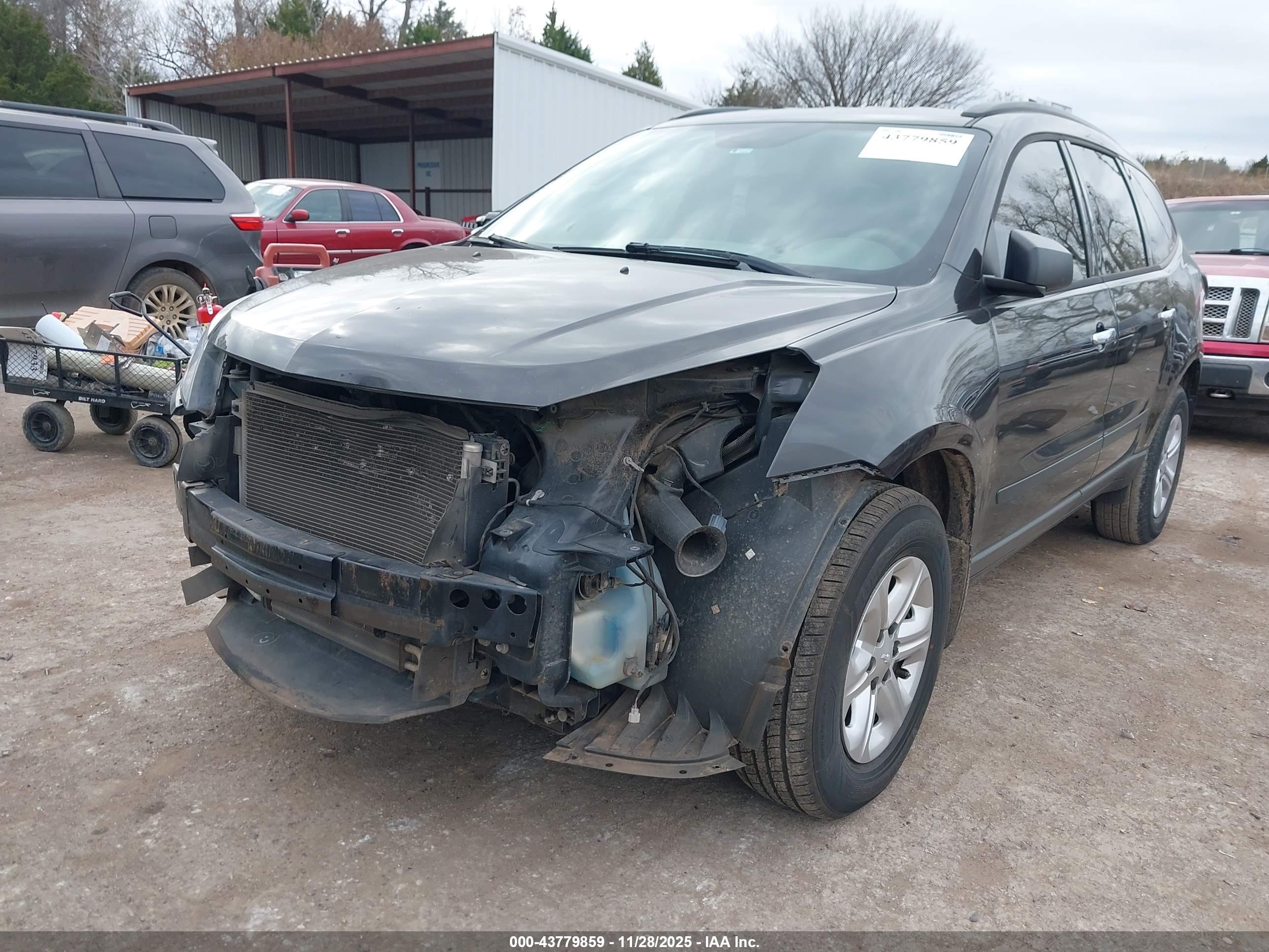 CHEVROLET TRAVERSE image 2