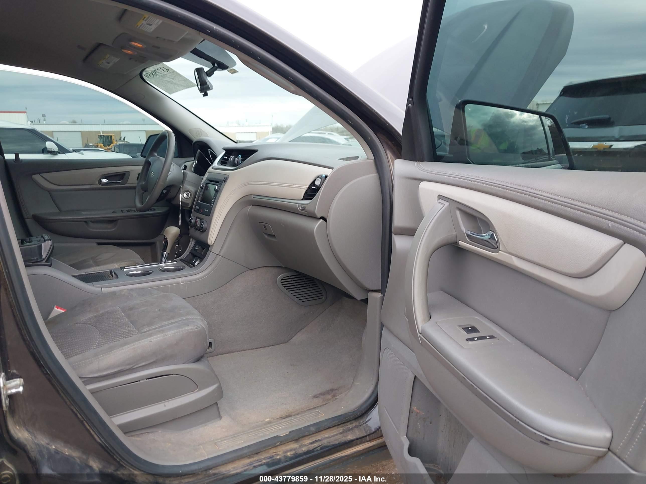 CHEVROLET TRAVERSE image 5