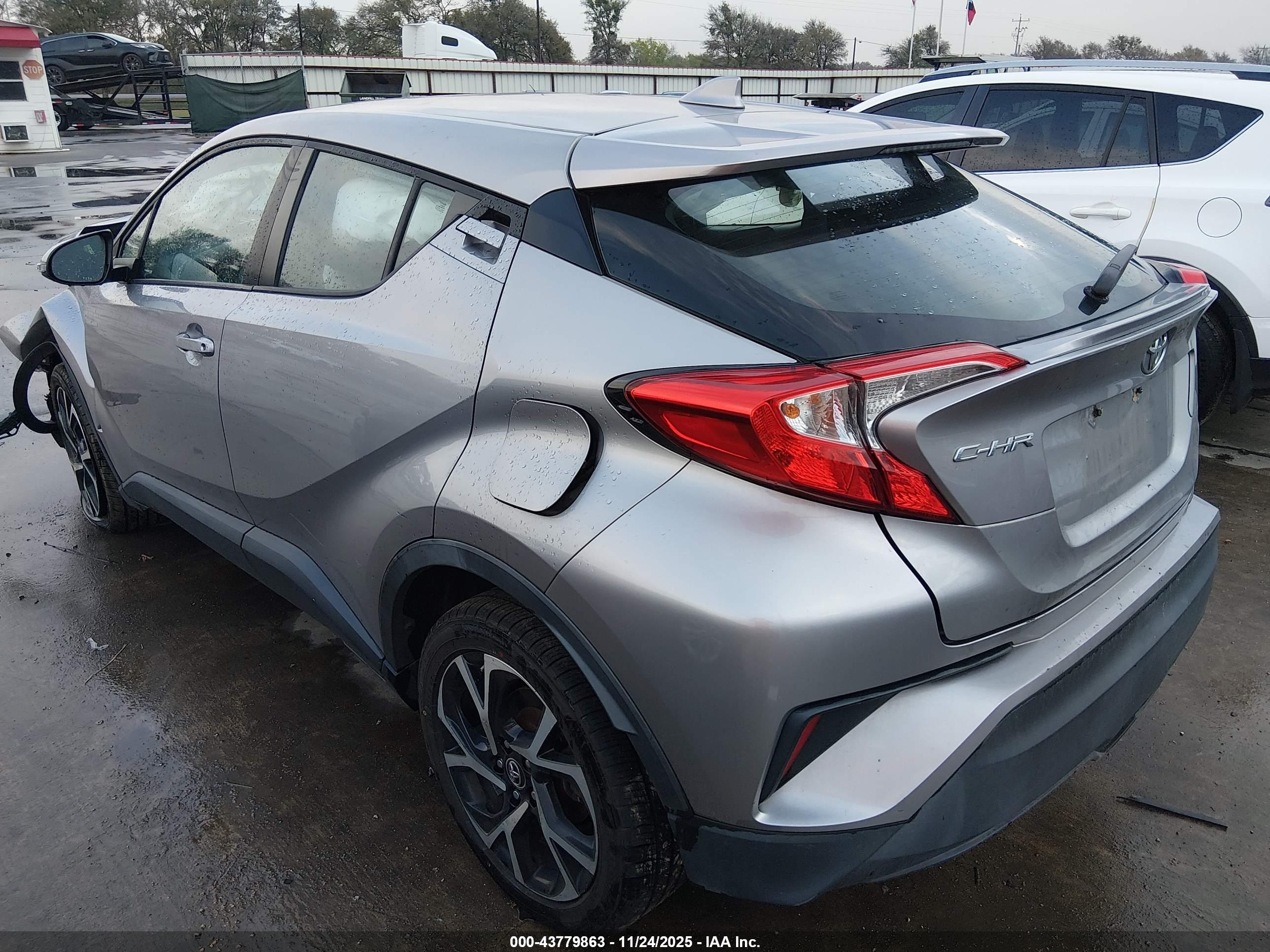 TOYOTA C-HR image 3