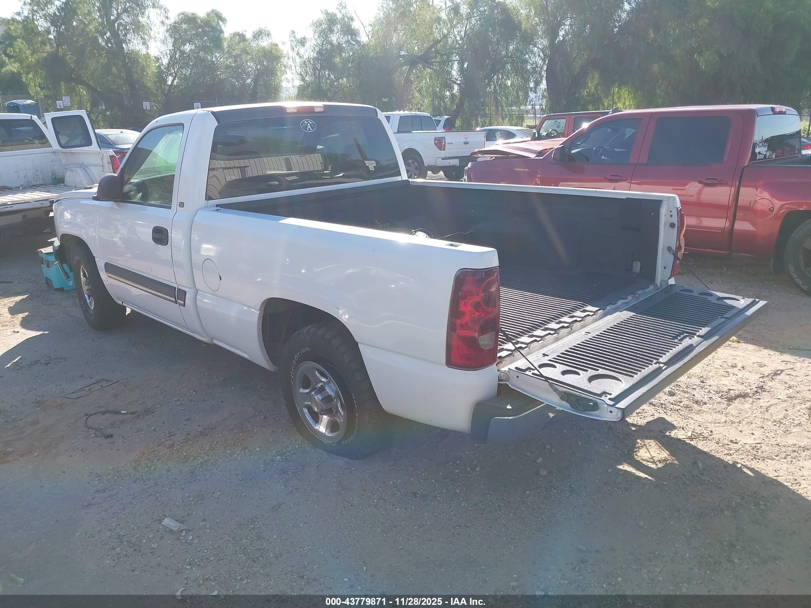 CHEVROLET SILVERADO image 3