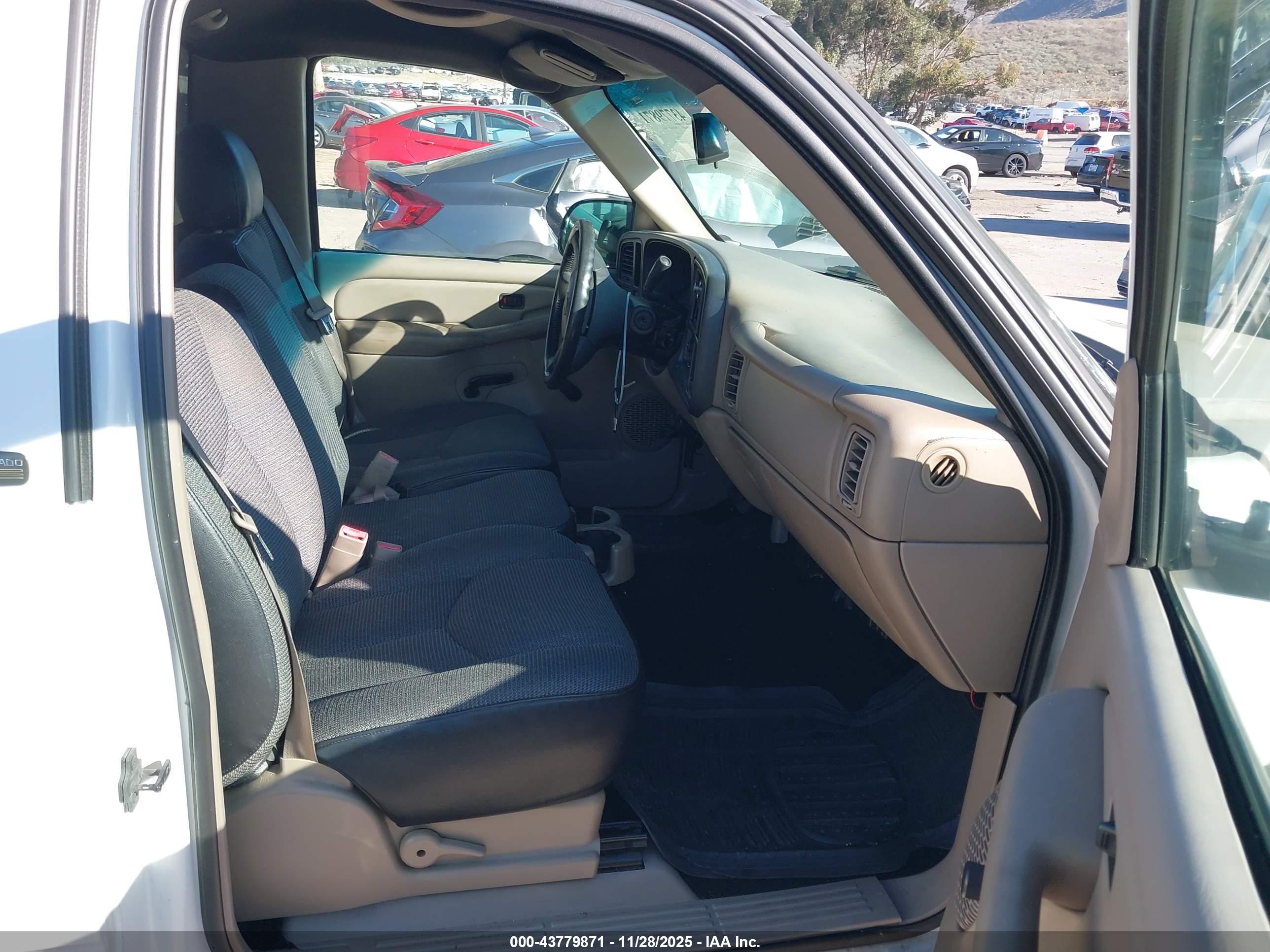 CHEVROLET SILVERADO image 5