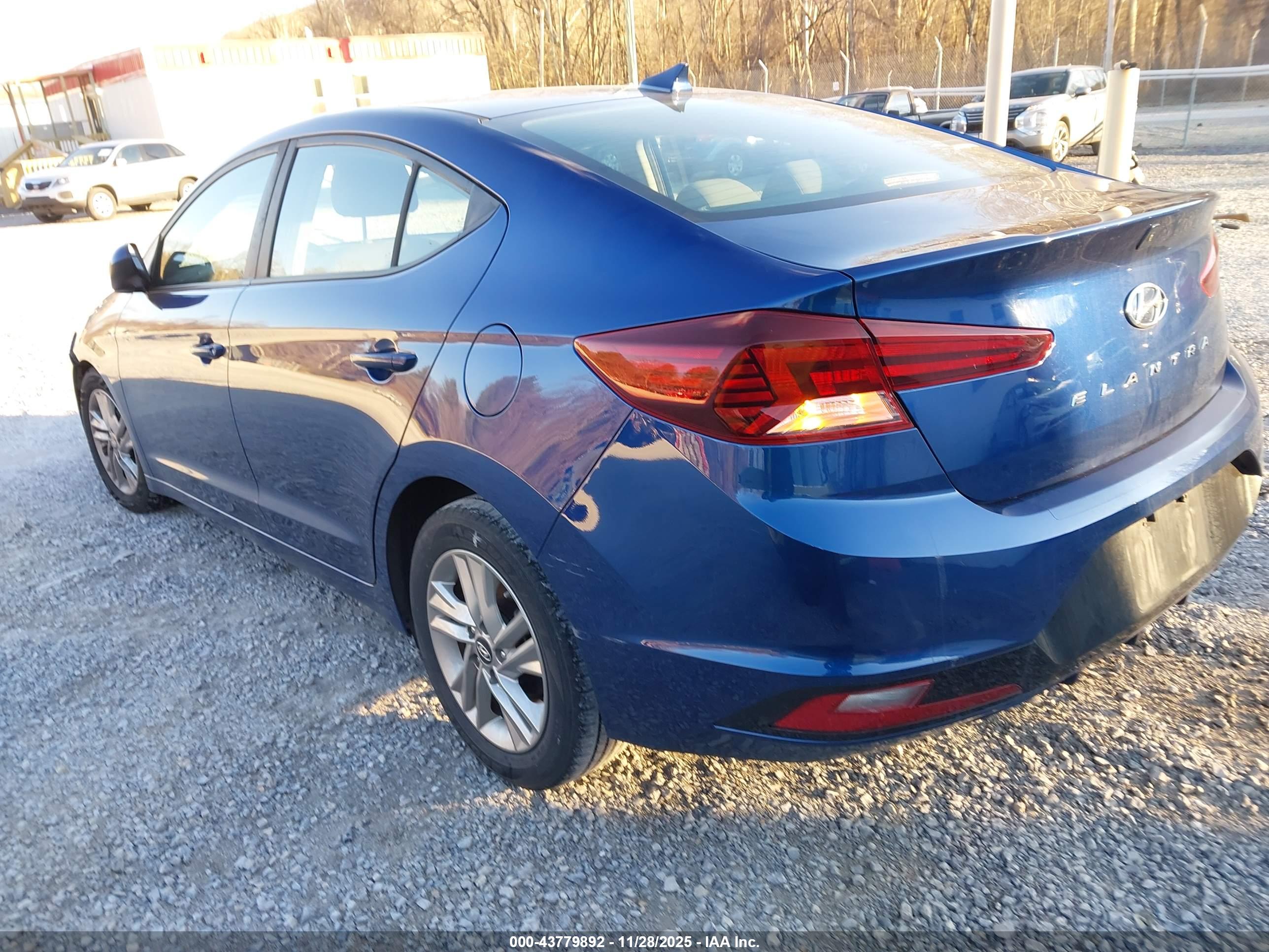 HYUNDAI ELANTRA image 3