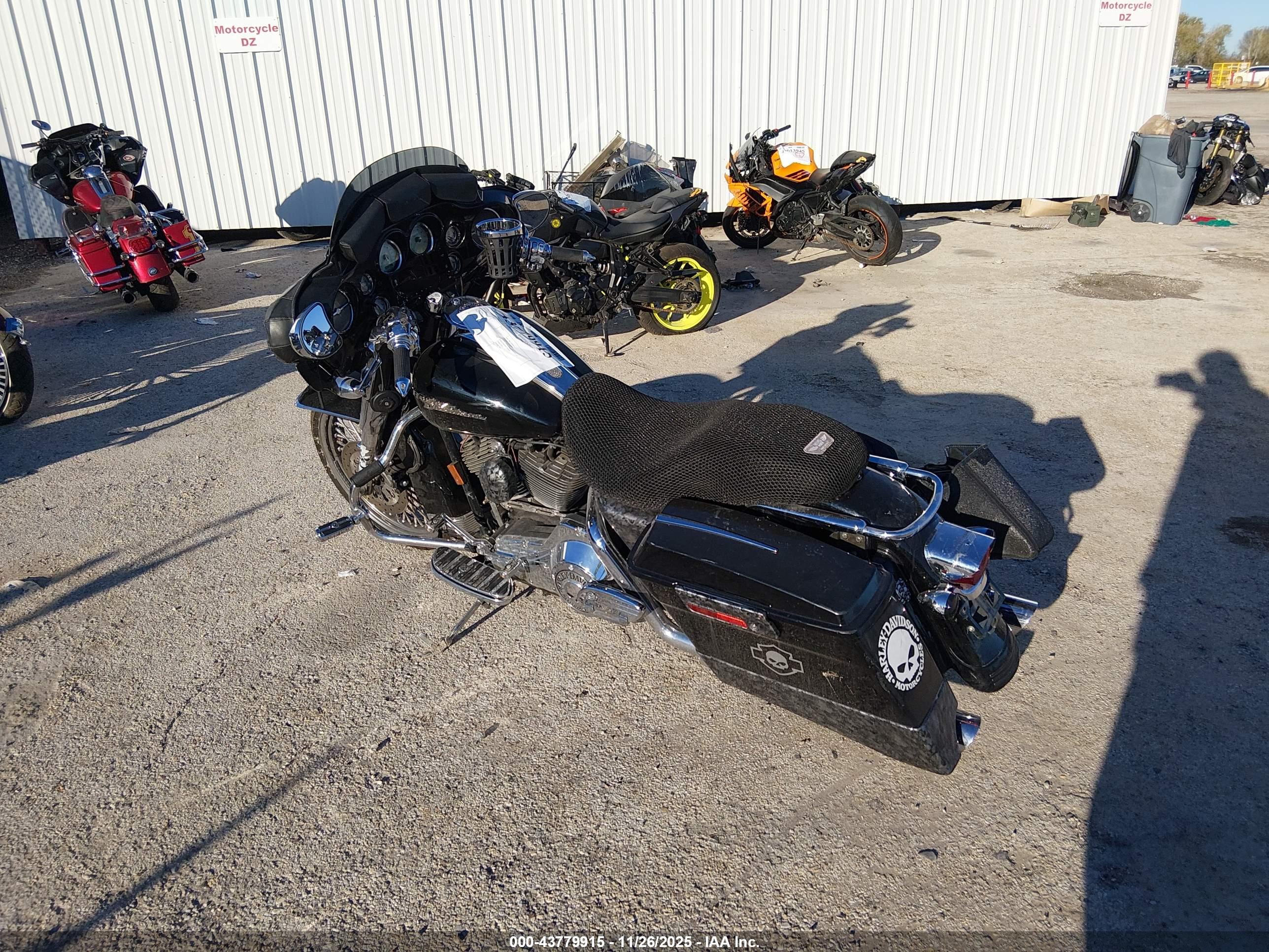 HARLEY-DAVIDSON FLHXI image 3