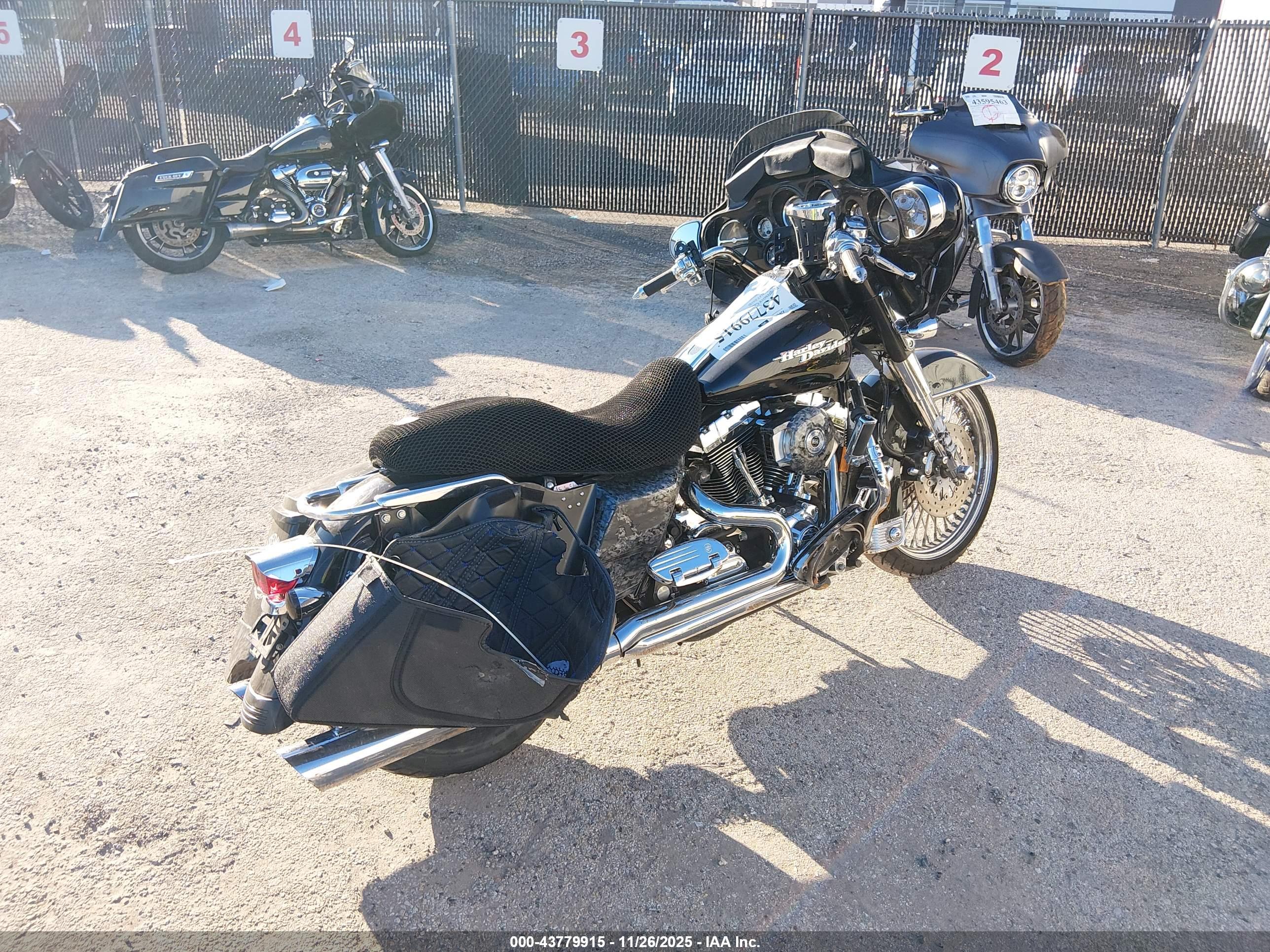 HARLEY-DAVIDSON FLHXI image 4