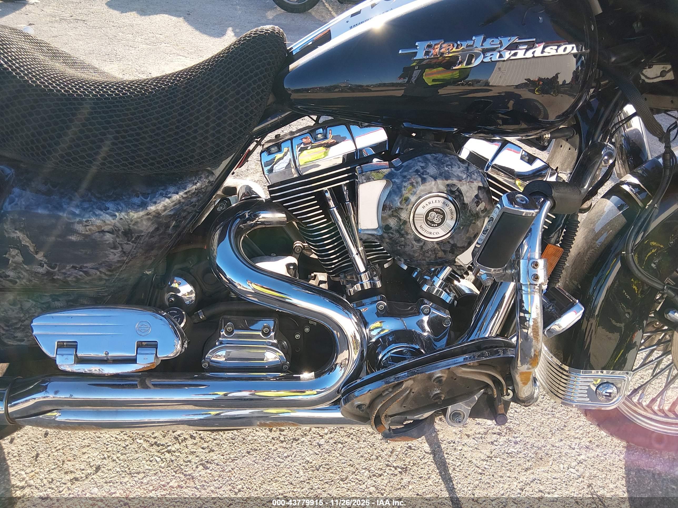 HARLEY-DAVIDSON FLHXI image 8