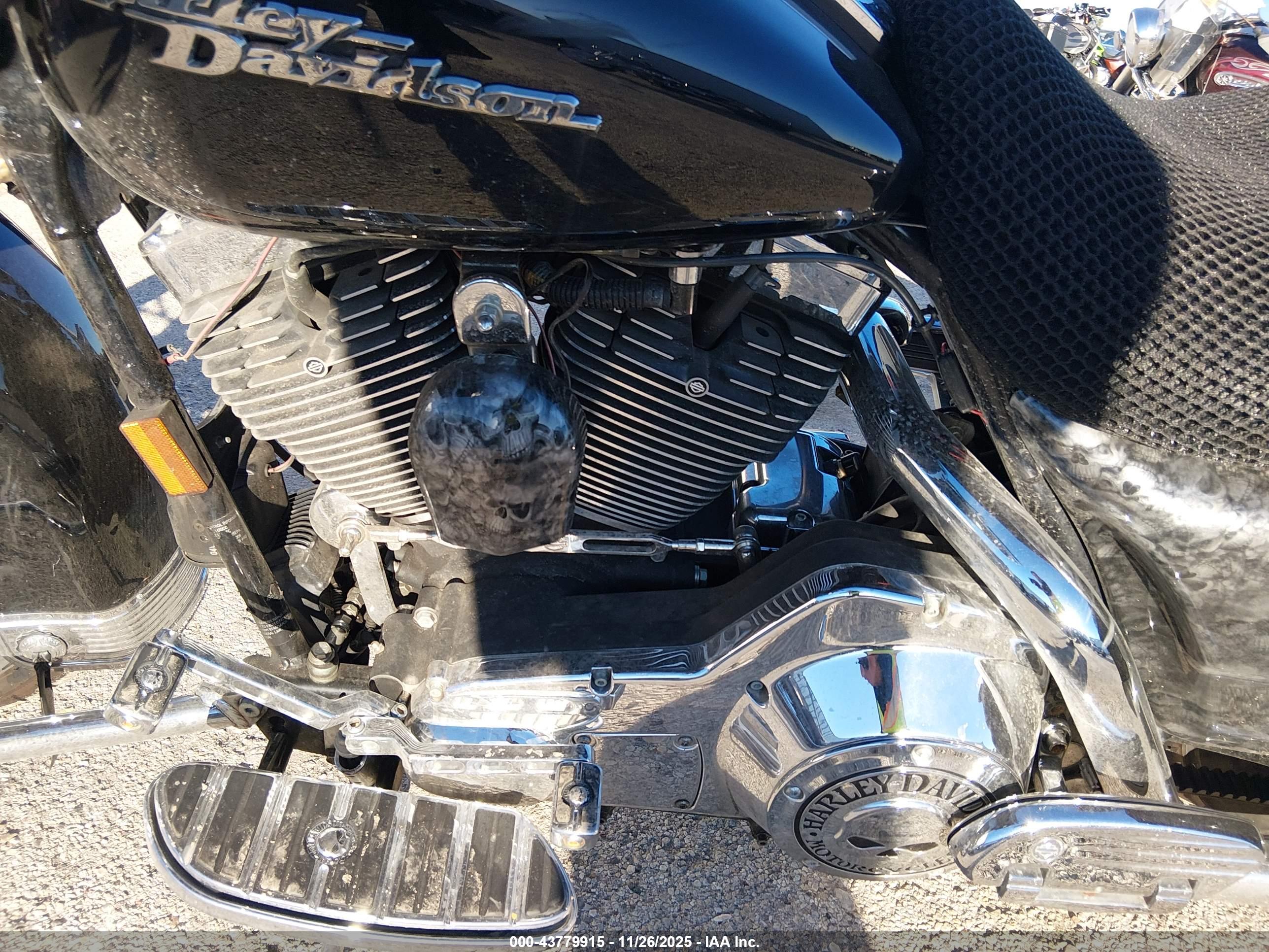 HARLEY-DAVIDSON FLHXI image 9
