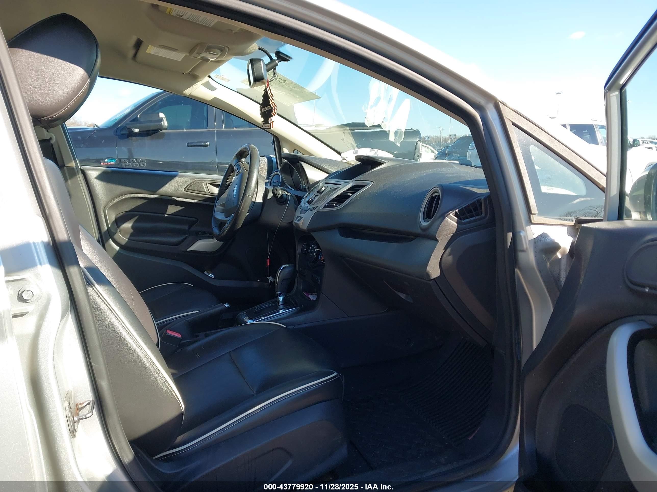 FORD FIESTA image 5