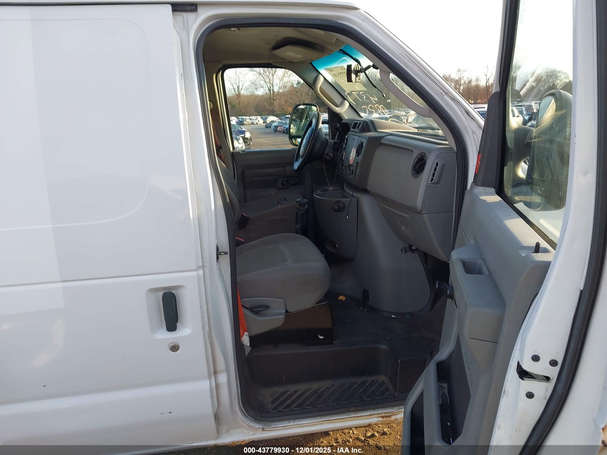 FORD E-150 image 5