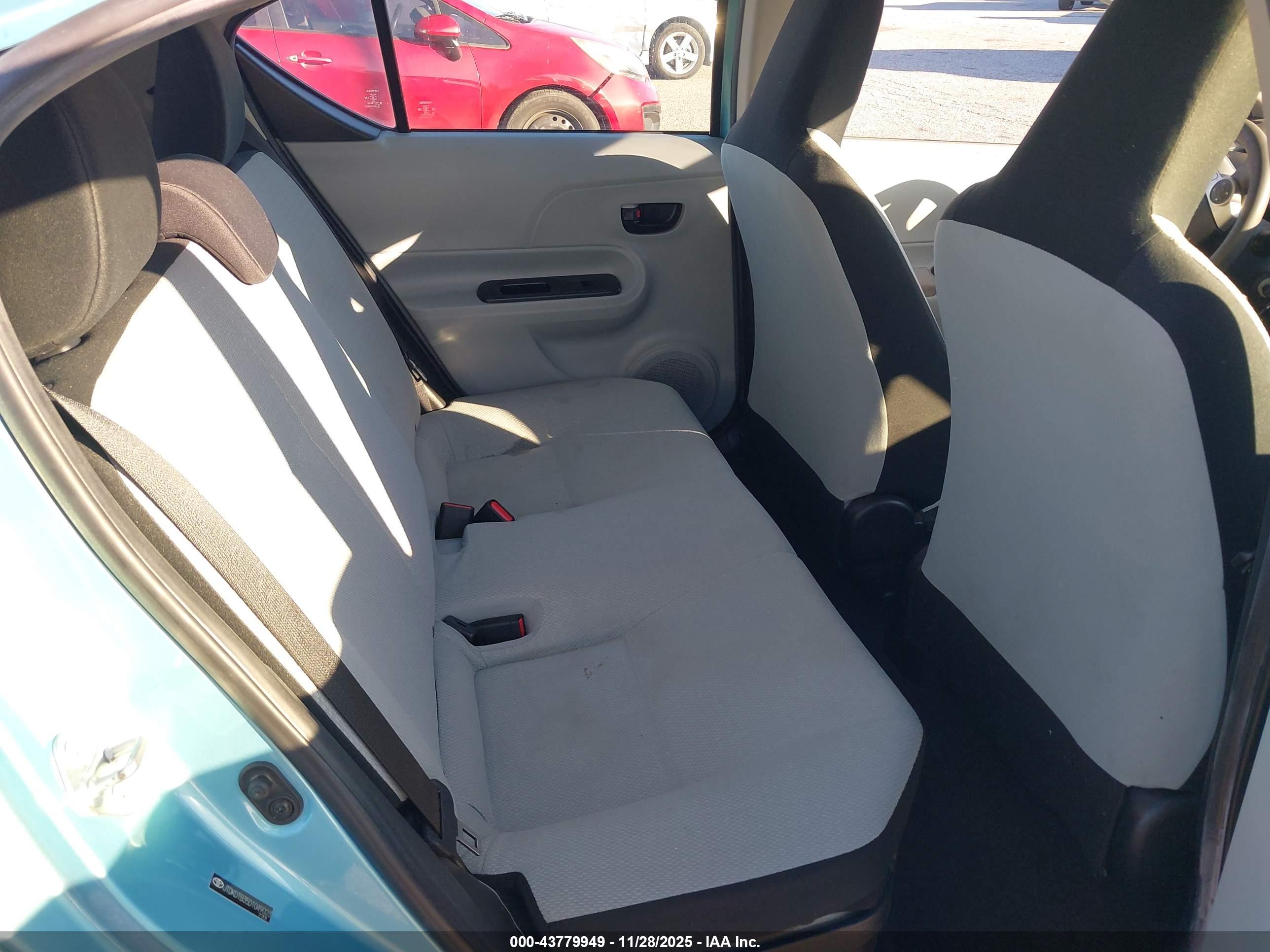 TOYOTA PRIUS image 8