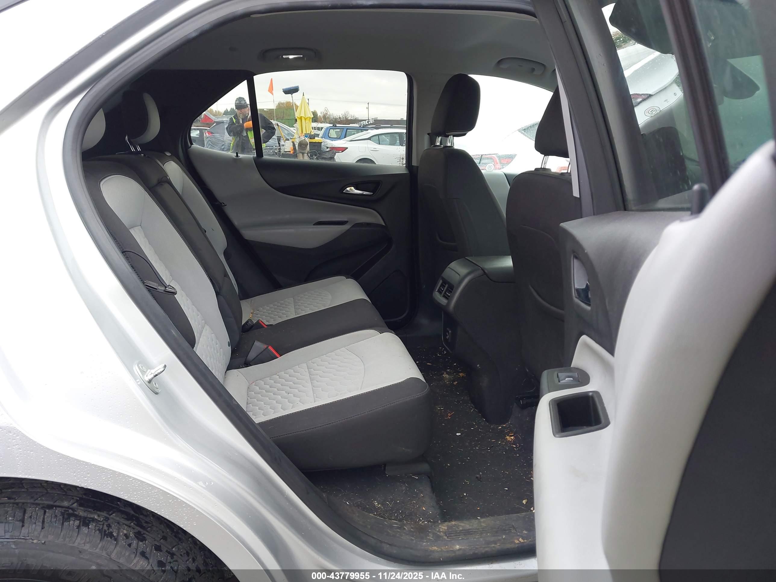 CHEVROLET EQUINOX image 8