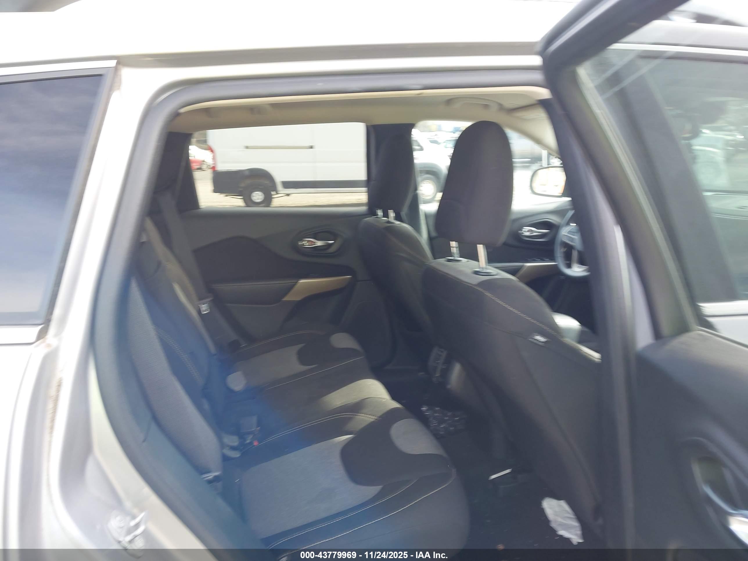 JEEP CHEROKEE image 8