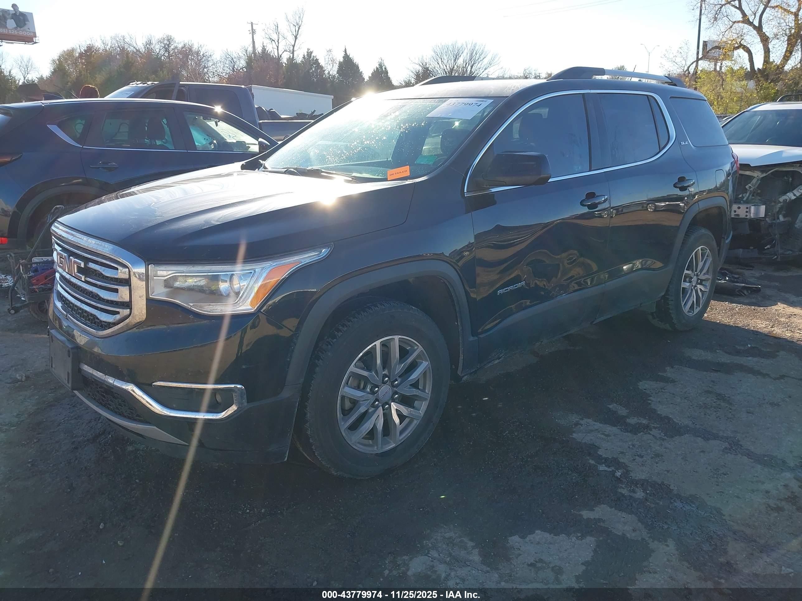 GMC ACADIA image 2
