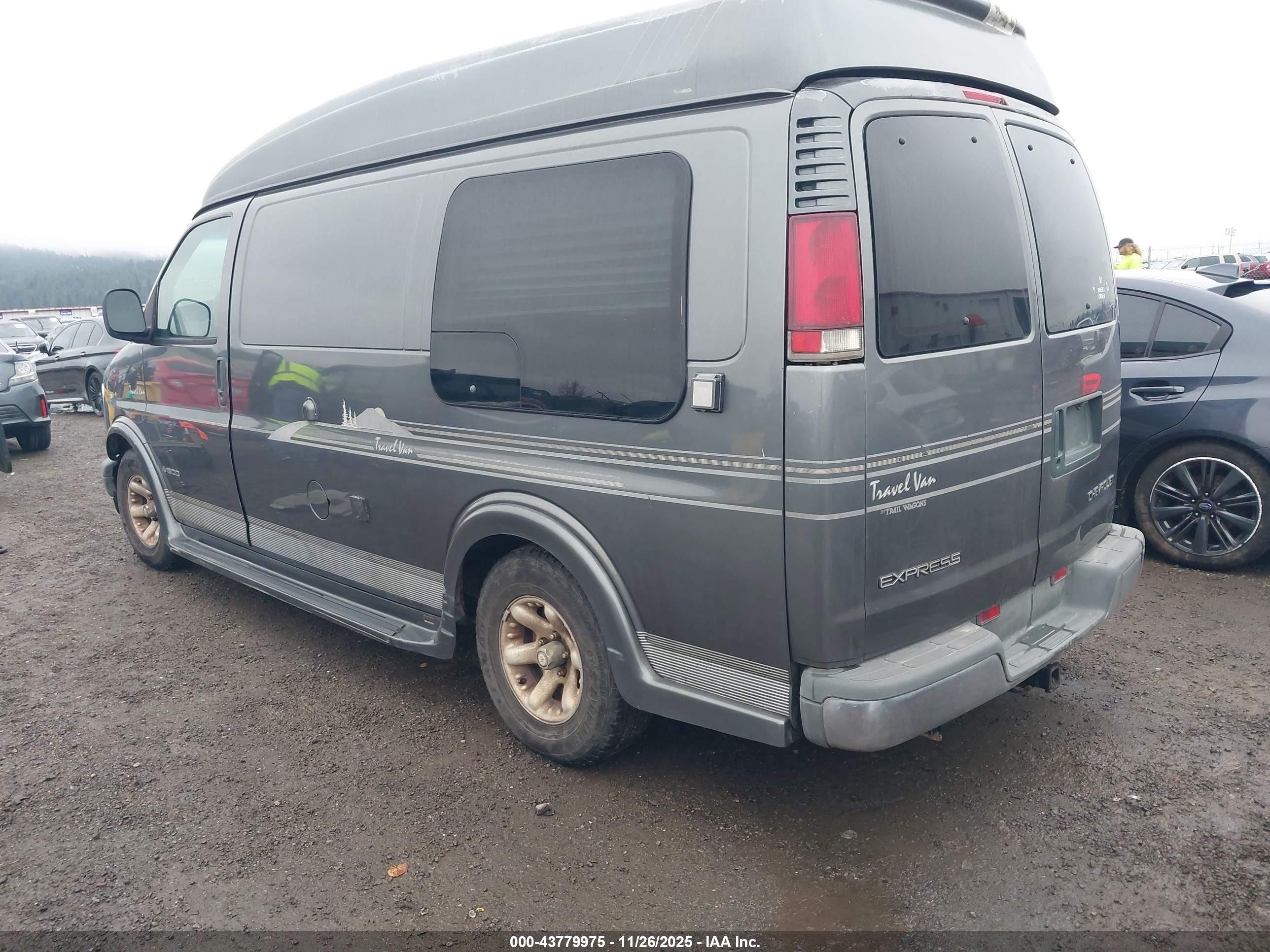 CHEVROLET EXPRESS image 3