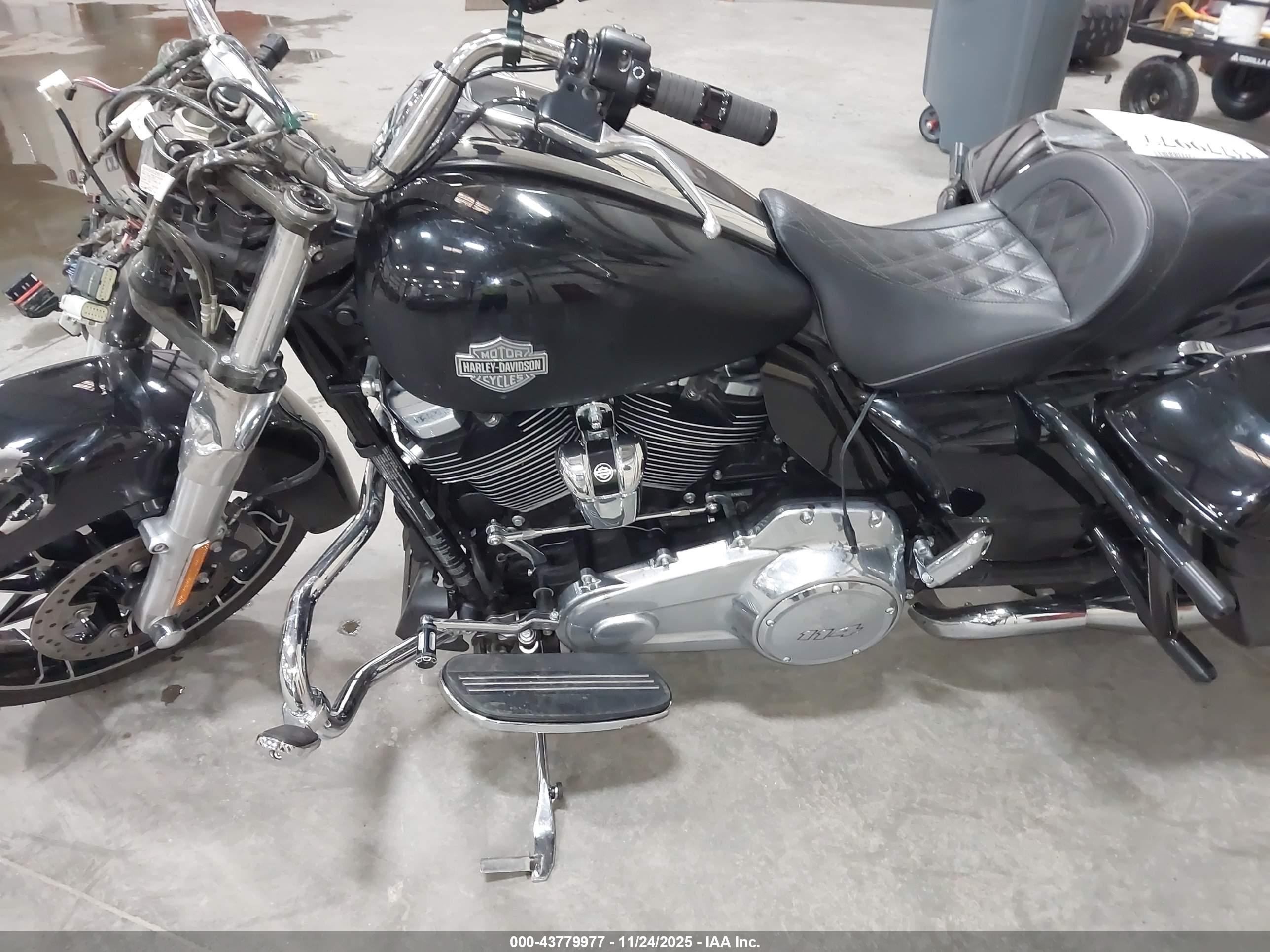 HARLEY-DAVIDSON FLHXS image 9