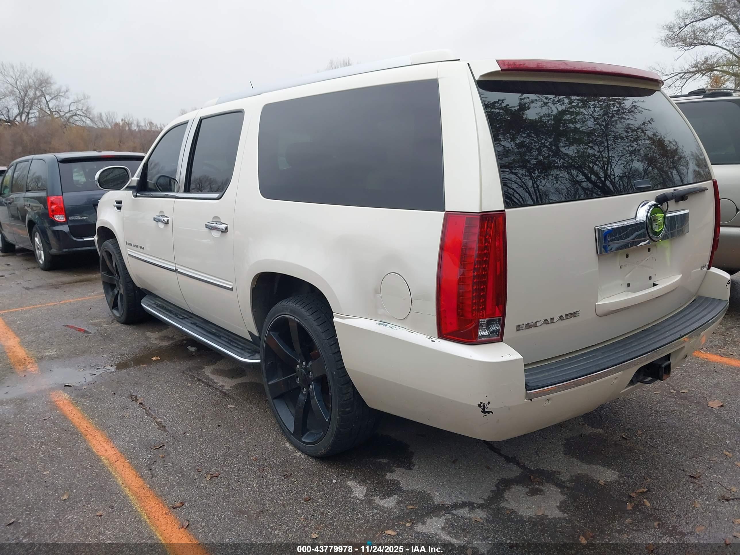 CADILLAC ESCALADE image 3