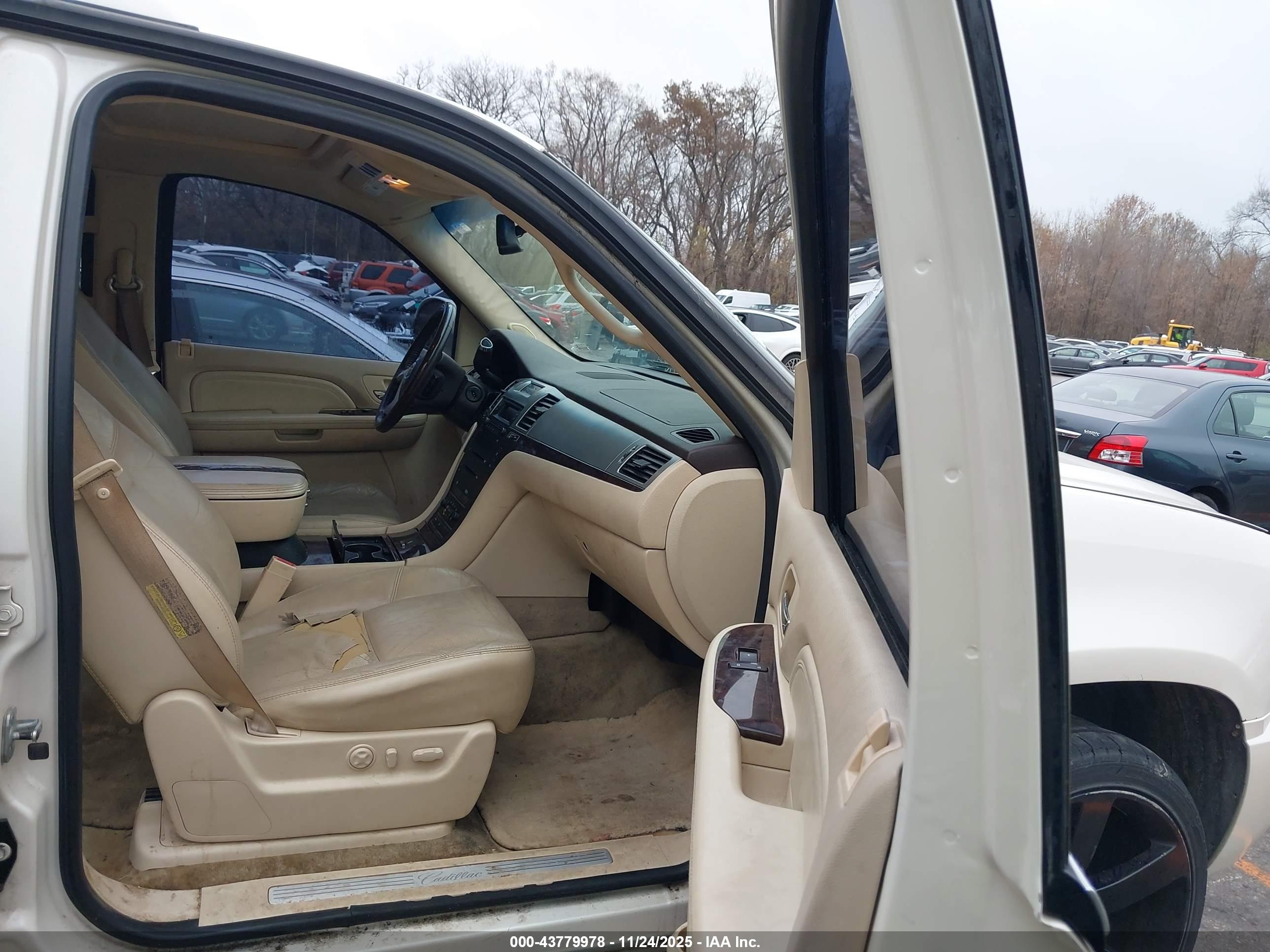 CADILLAC ESCALADE image 5